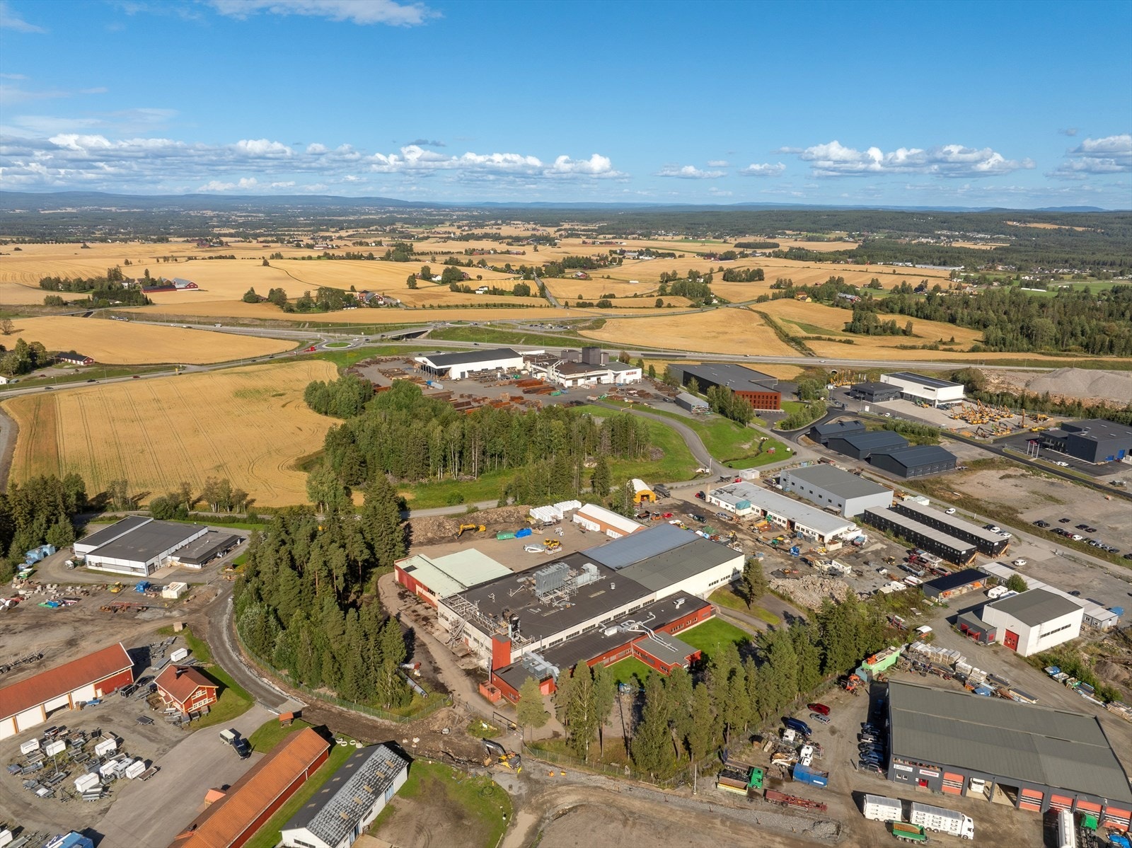 Godt etablert næringsområde med blant annet Furnes Jernstøperi, Liebherr, Nortransport, Komatsu Forest, Tess m.fl. Galleribilde