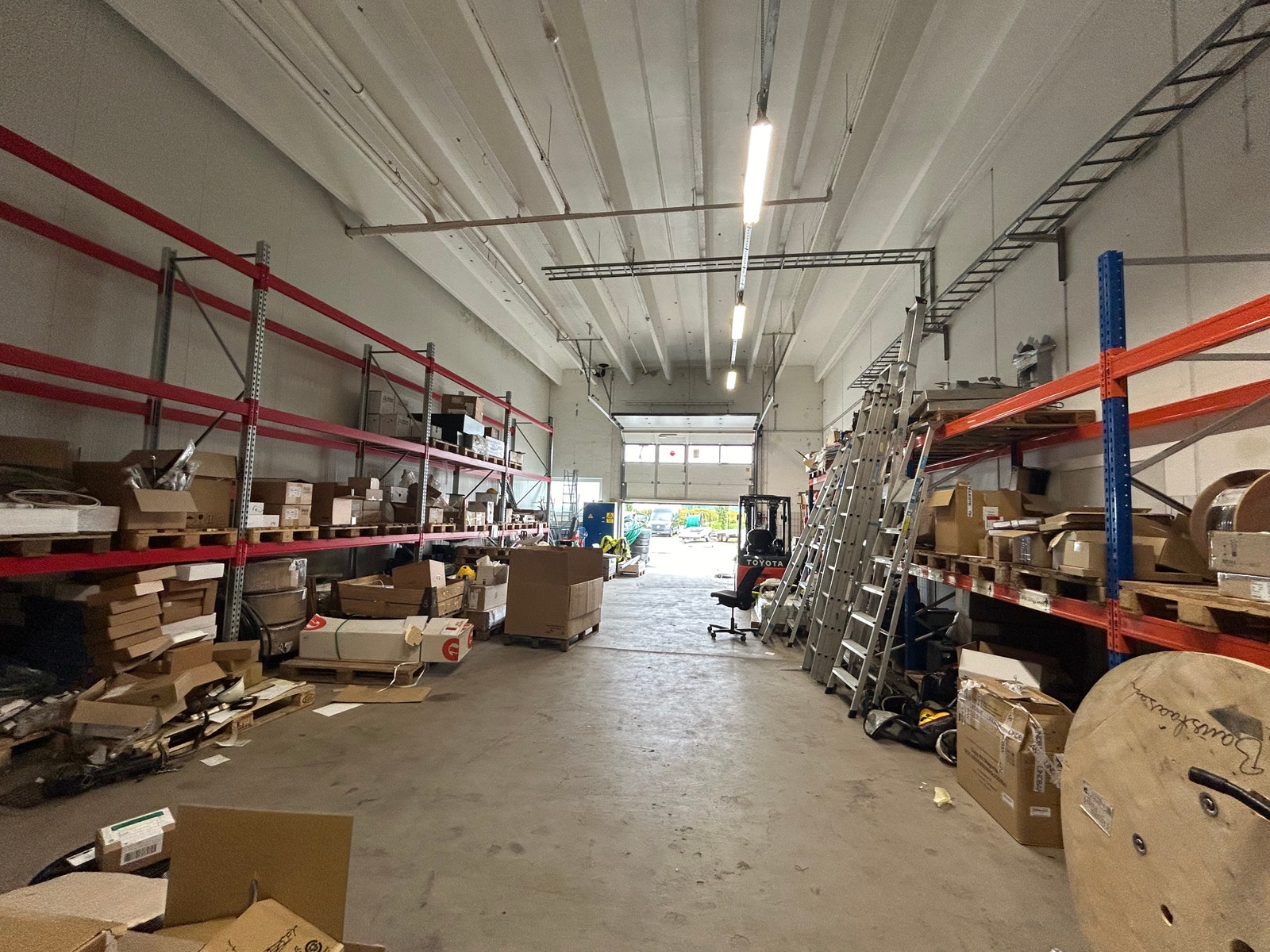 Lagerhall i første etasje, god takhøyde og port. Galleribilde
