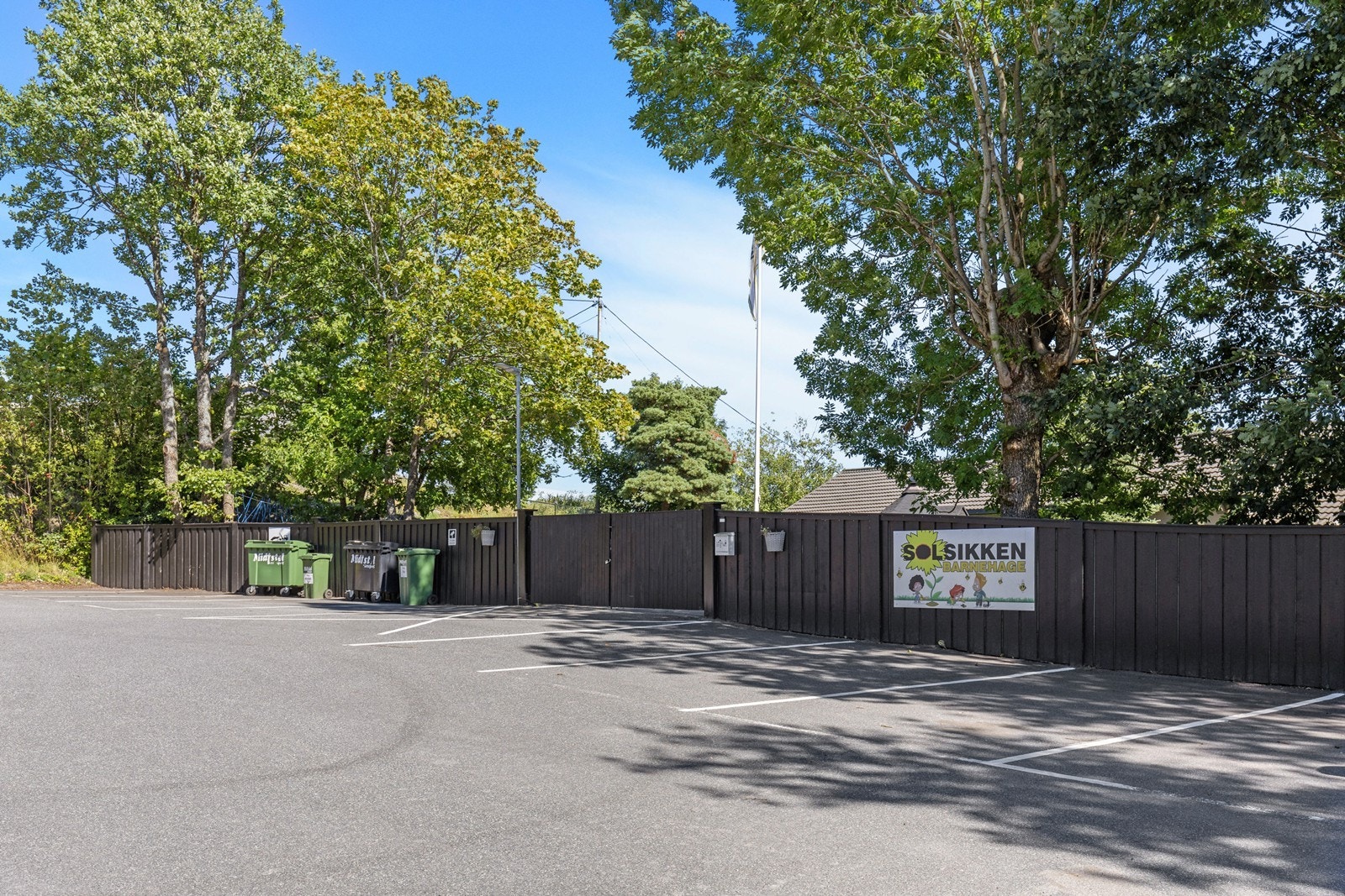 Ca. 500 m2 med asfaltert parkeringsplass foran barnehagen. Galleribilde