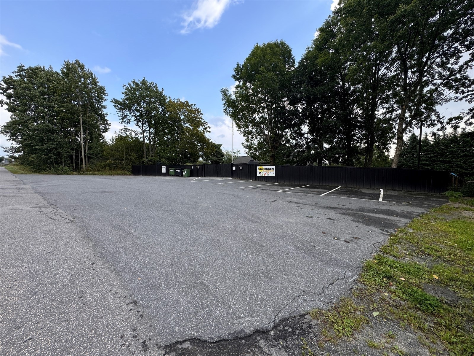 Ca. 500 m2 med asfaltert parkeringsplass foran barnehagen. Galleribilde