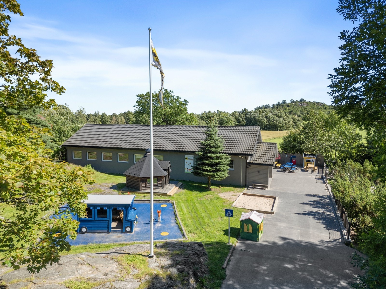 Det er flere bygg på eiendommen og hovedbygget er satt opp i 1973 og påbygd i 1999. Galleribilde