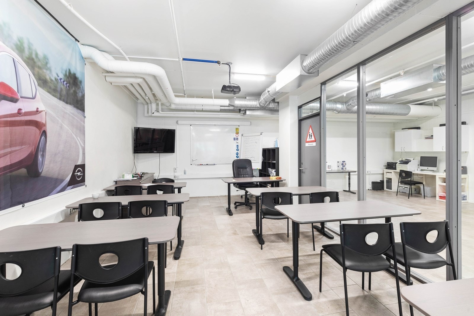 Brukes i dag som undervisningslokale. og tilholdssted for trafikkskole. Galleribilde