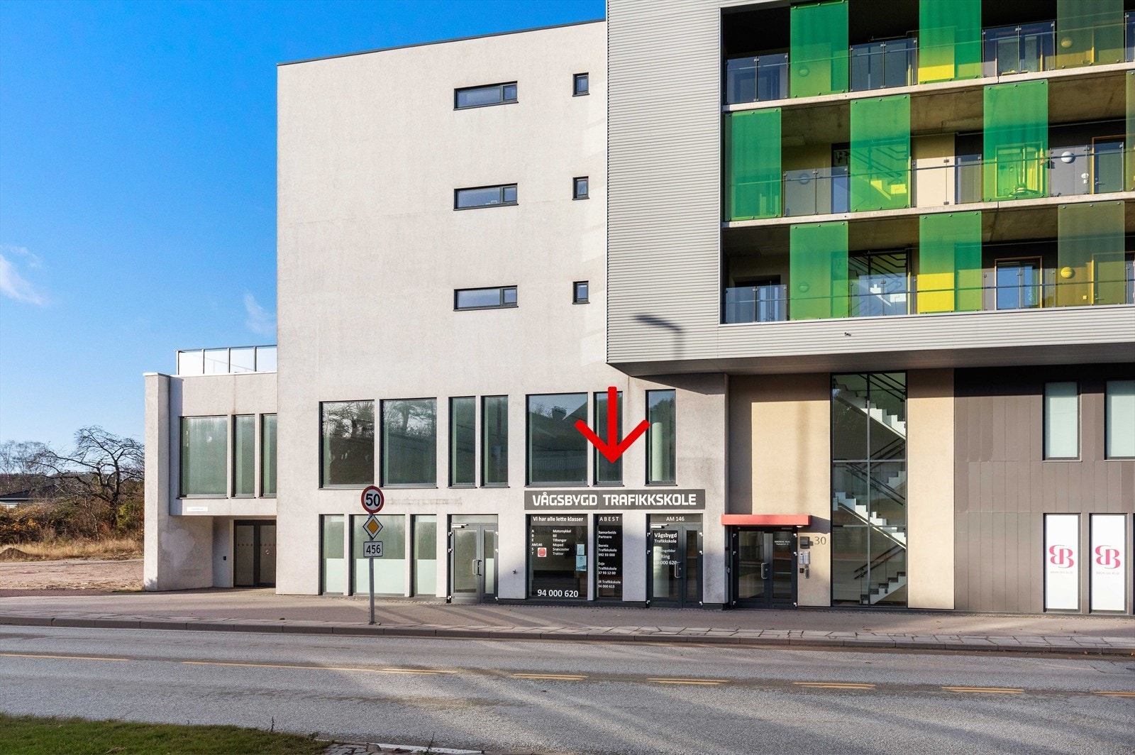 Tilhørende sameiet Kirsten park med både restauranter (take away), frisør, bank/eiendomsmegler og kontorlokaler oppover i etasjene. Galleribilde