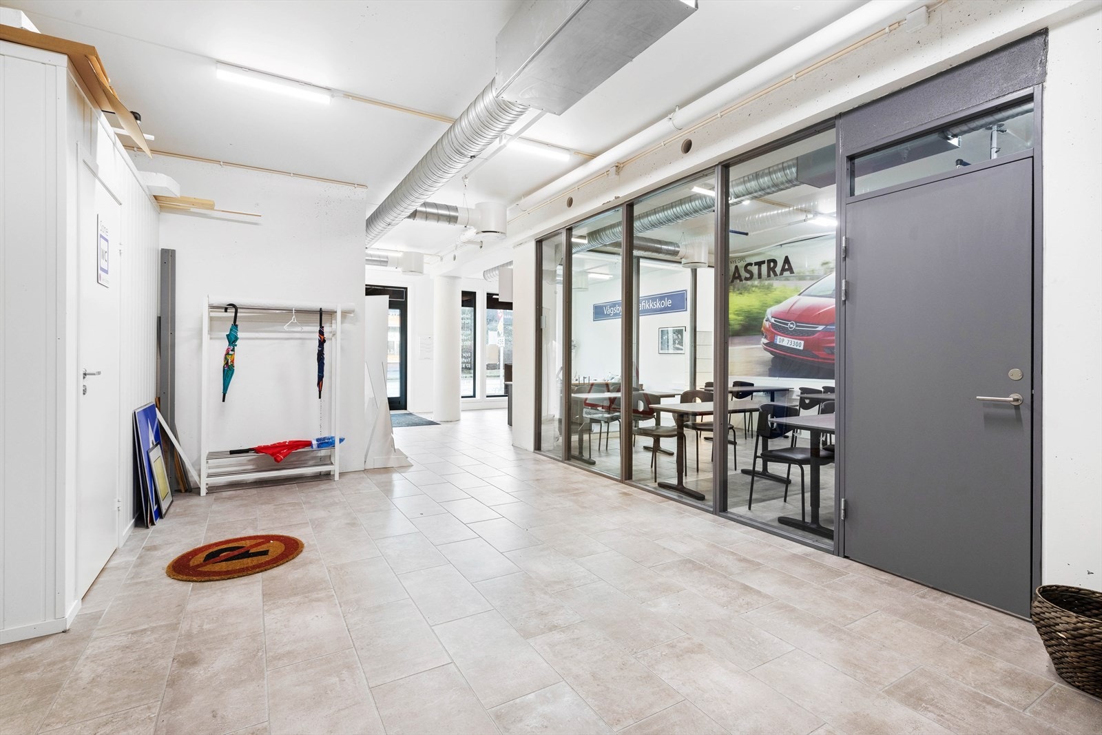 Brukes i dag som undervisningslokale. og tilholdssted for trafikkskole. Galleribilde