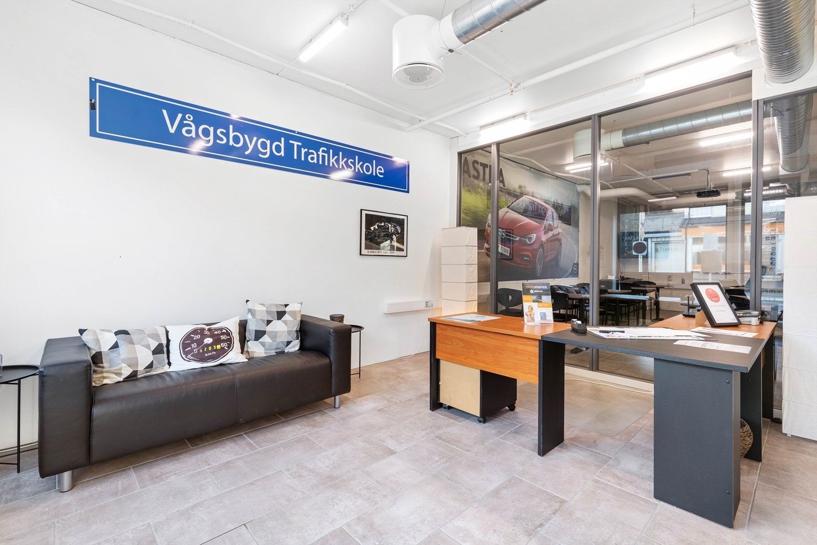Inngang med resepsjon. Galleribilde