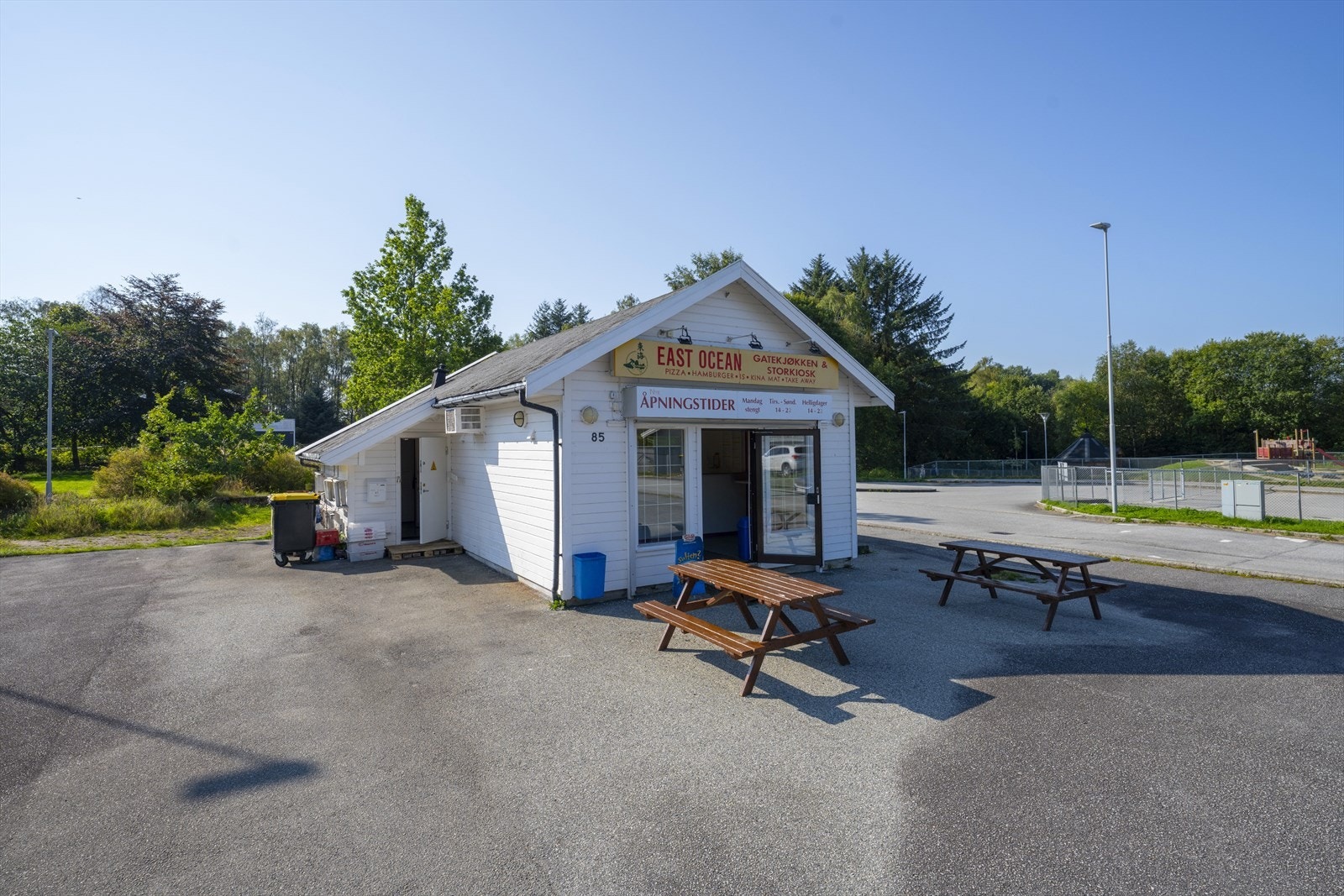 Storkiosk med flott beliggenhet i naturskjønne omgivelser. Perfekt for småbedrifter. Gode parkeringsmuligheter og lett tilgjengelig. Galleribilde
