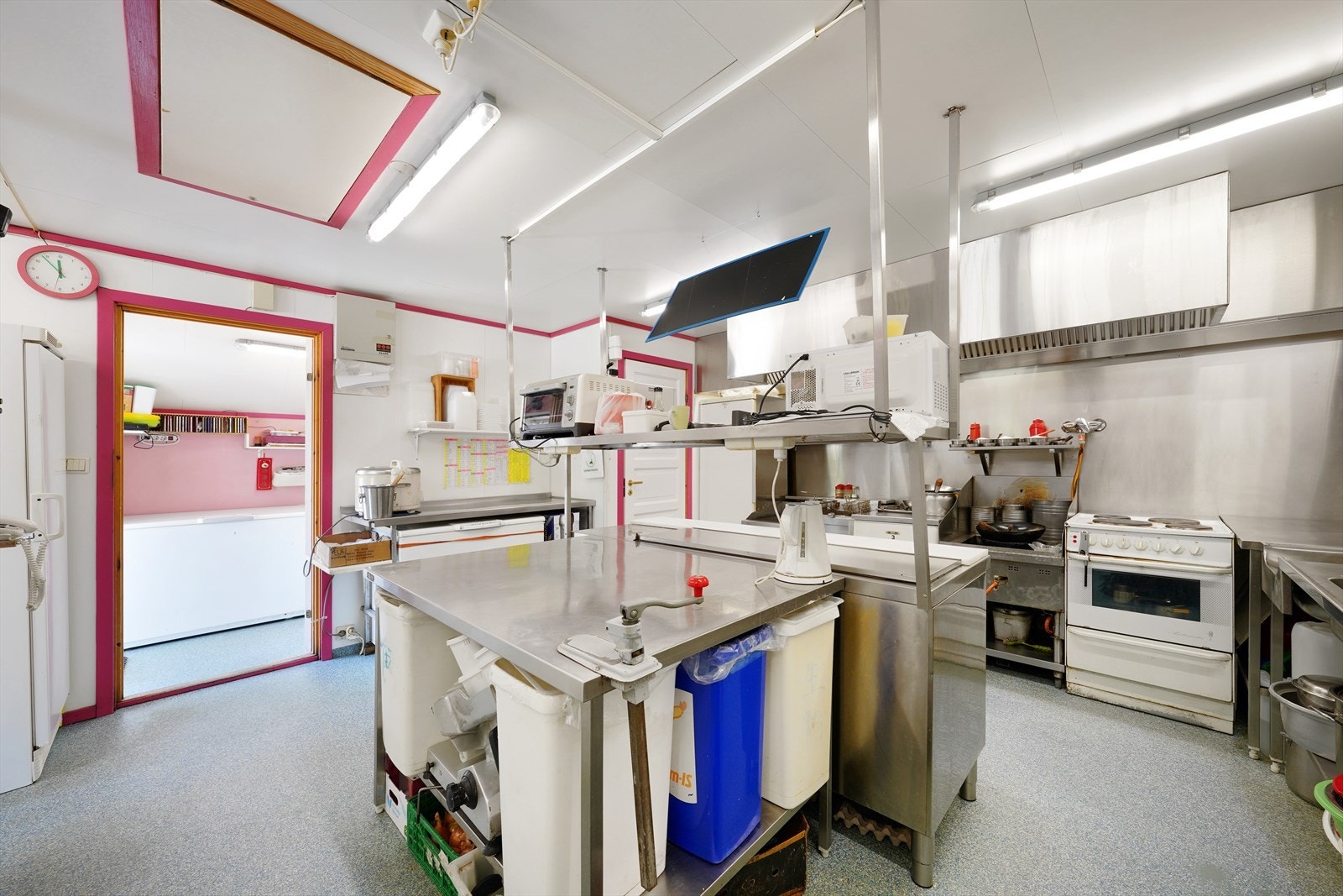 Funksjonelt kjøkken med rikelig arbeidsplass og oppbevaringsmuligheter. Galleribilde