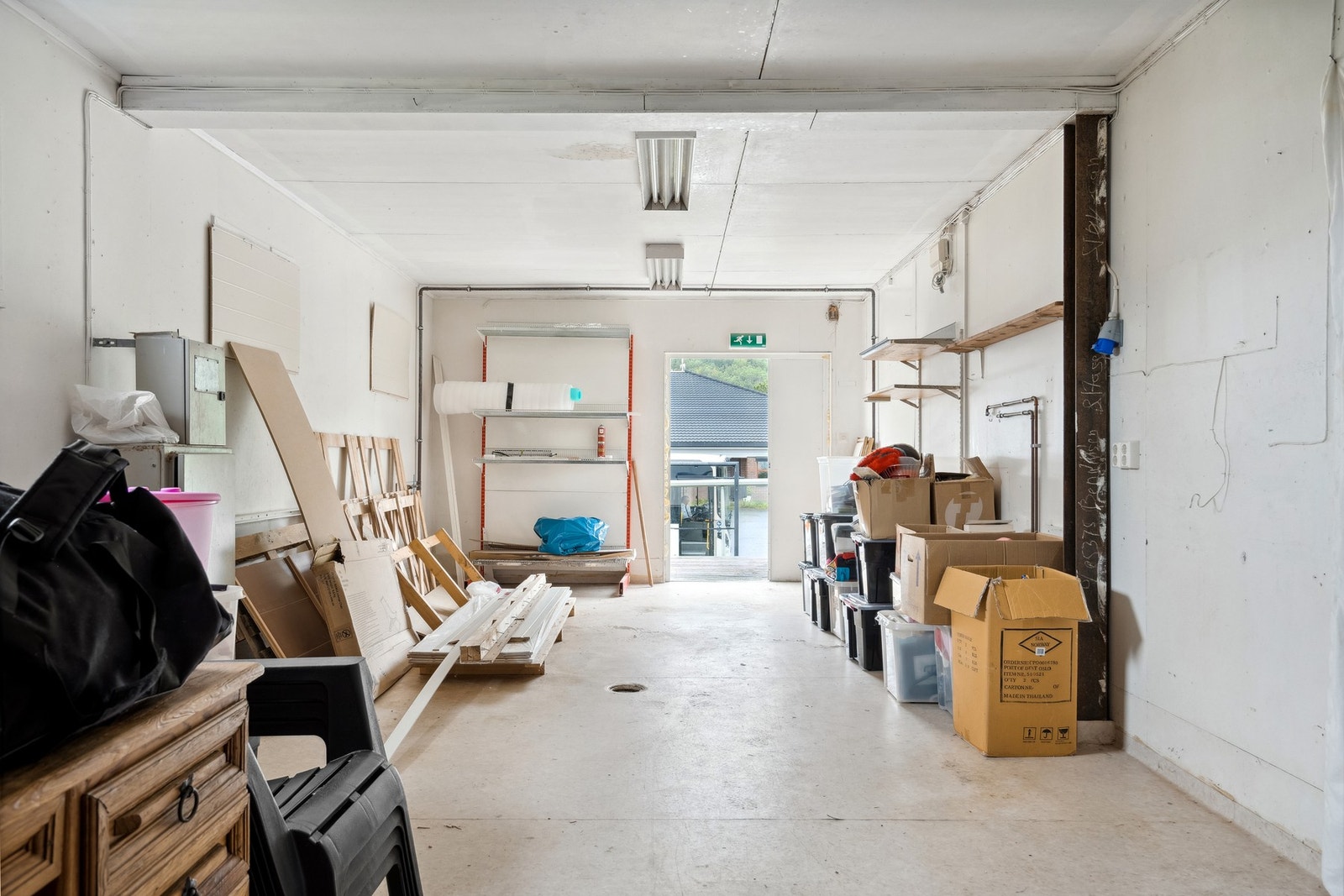 Innkjøring på siden av huset til næringsdelen. Galleribilde