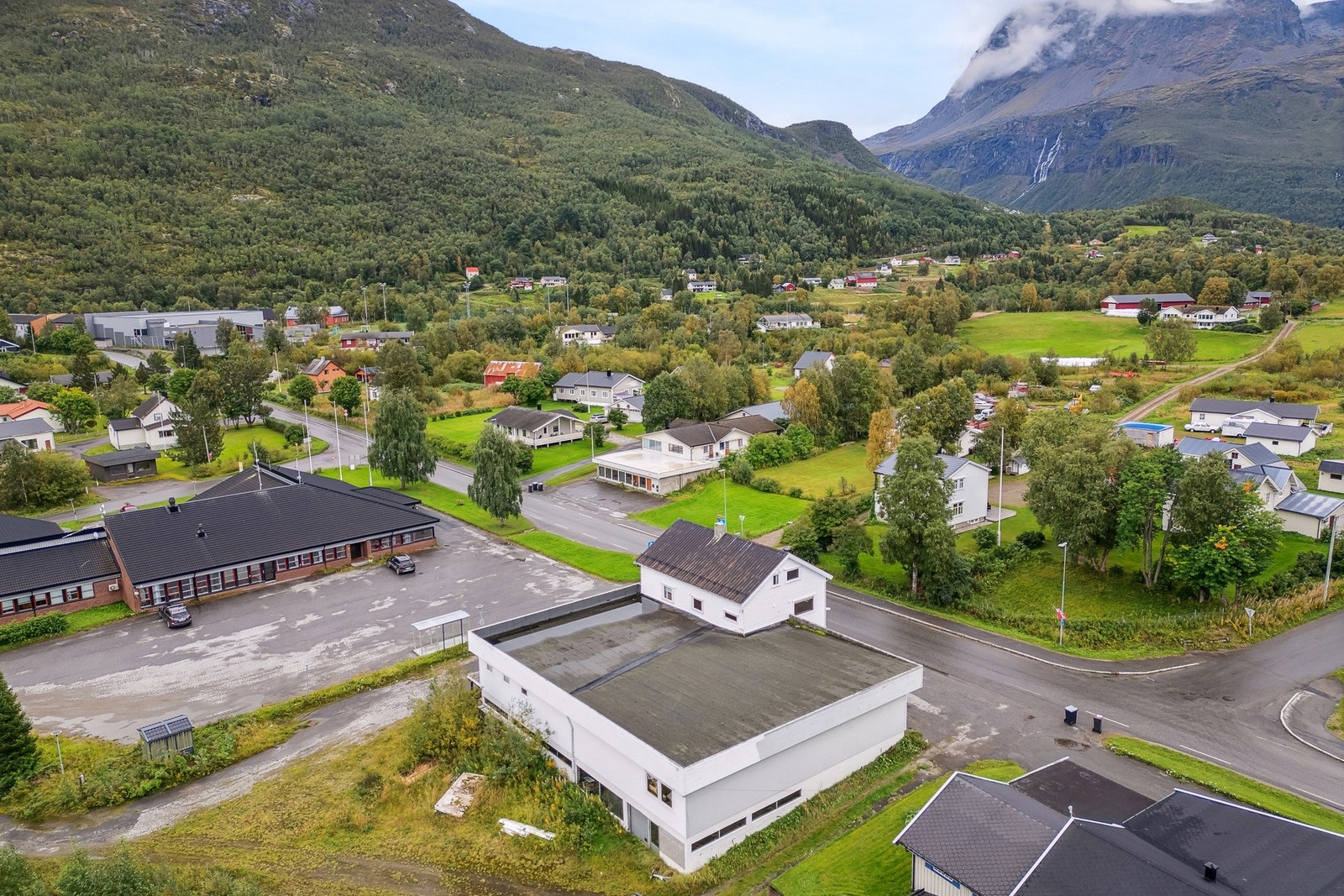 God intern beliggenhet rett vedisden av kommune huset. Galleribilde