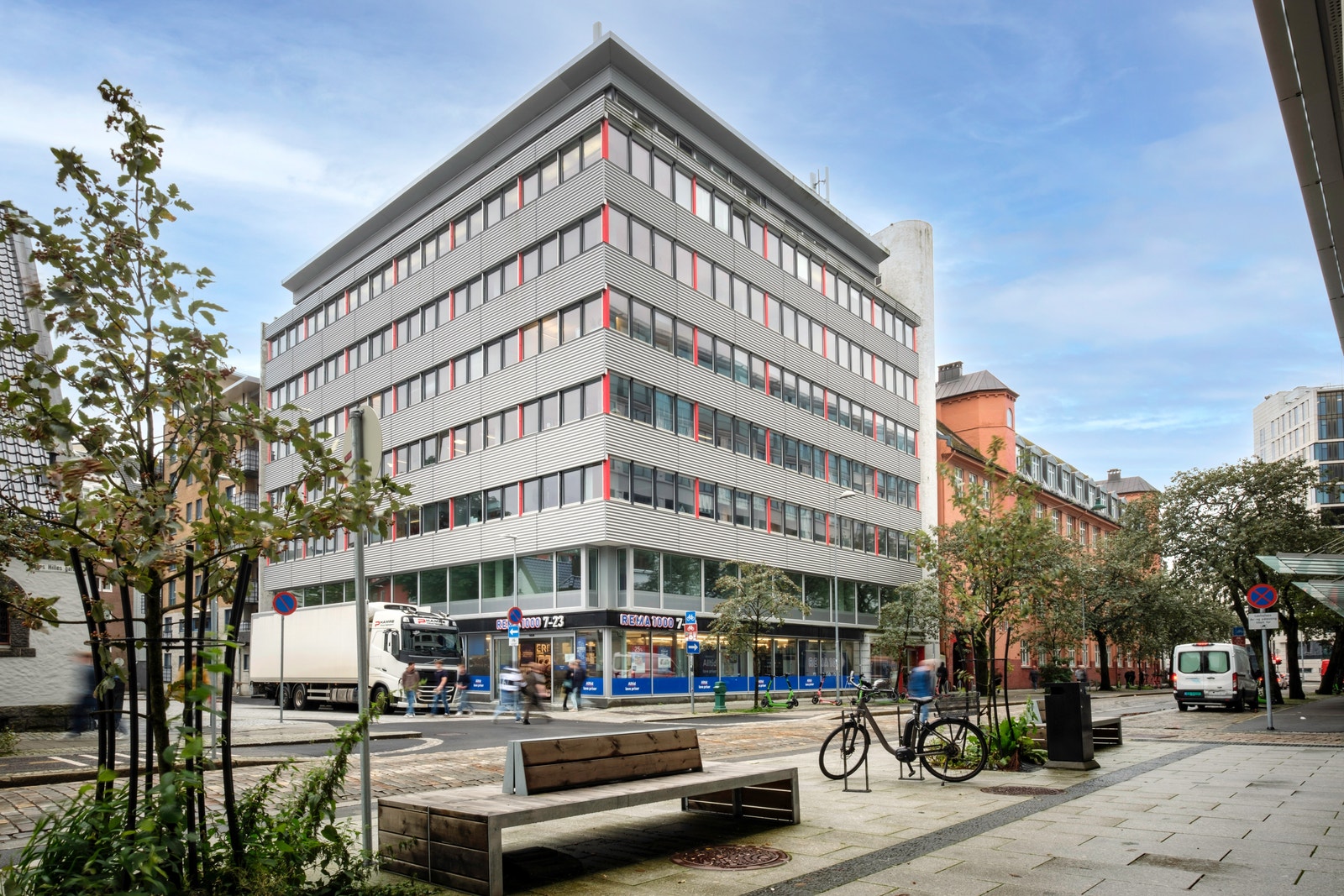 Eiendommen har sentral beliggenhet i Bergen, tett på byens kollektivknutepunkt. Galleribilde