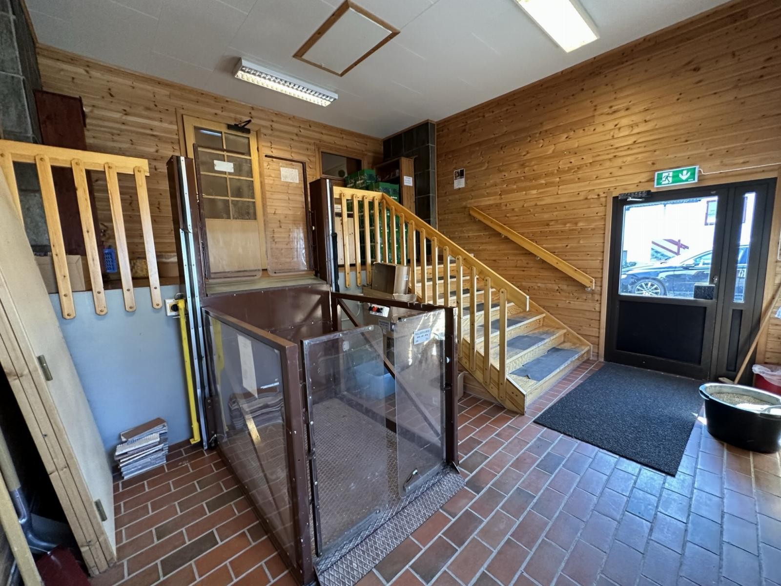 Inngangsparti. Trapp og heis. Galleribilde