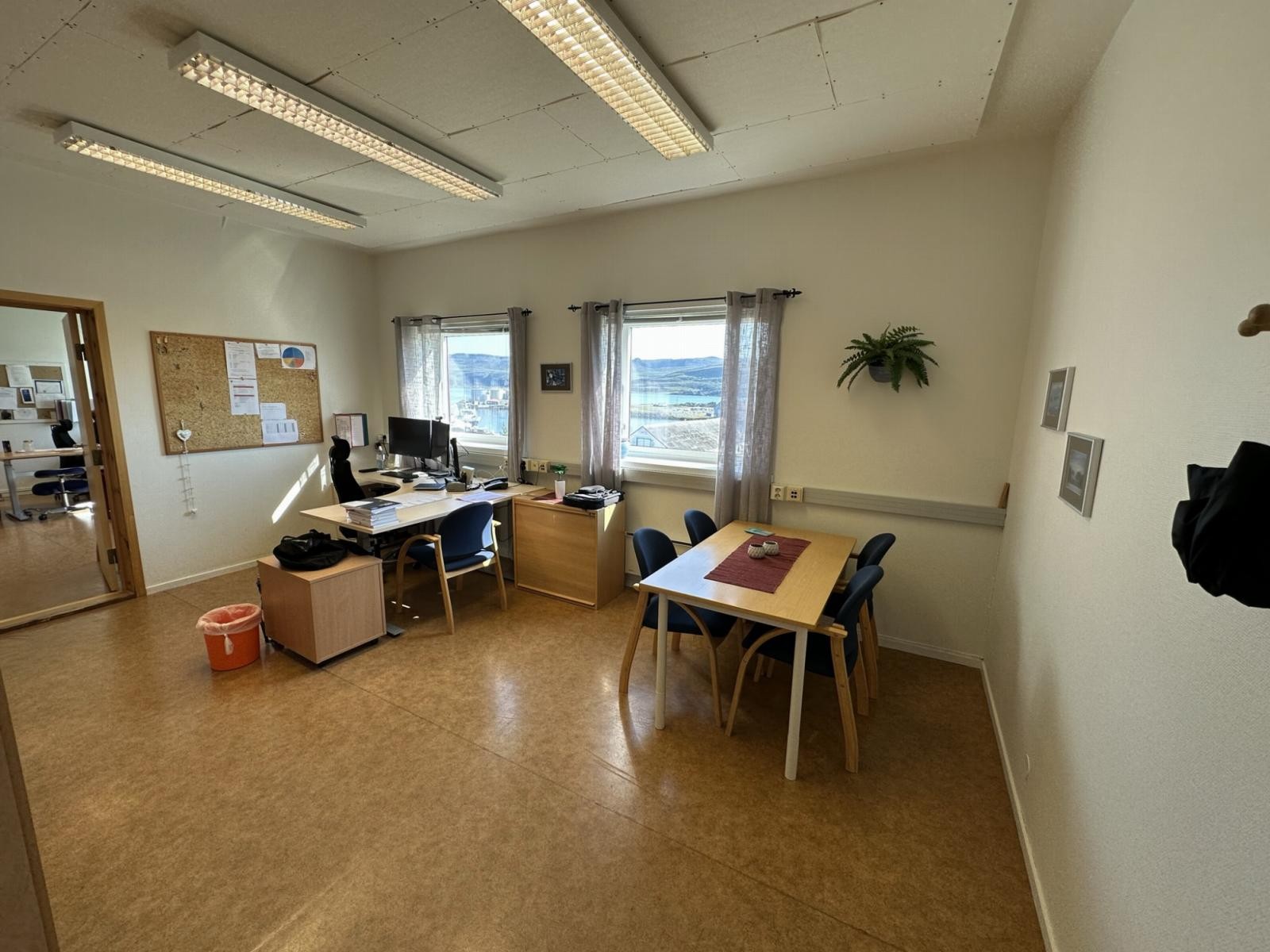 Kontor 1. etasje. Galleribilde