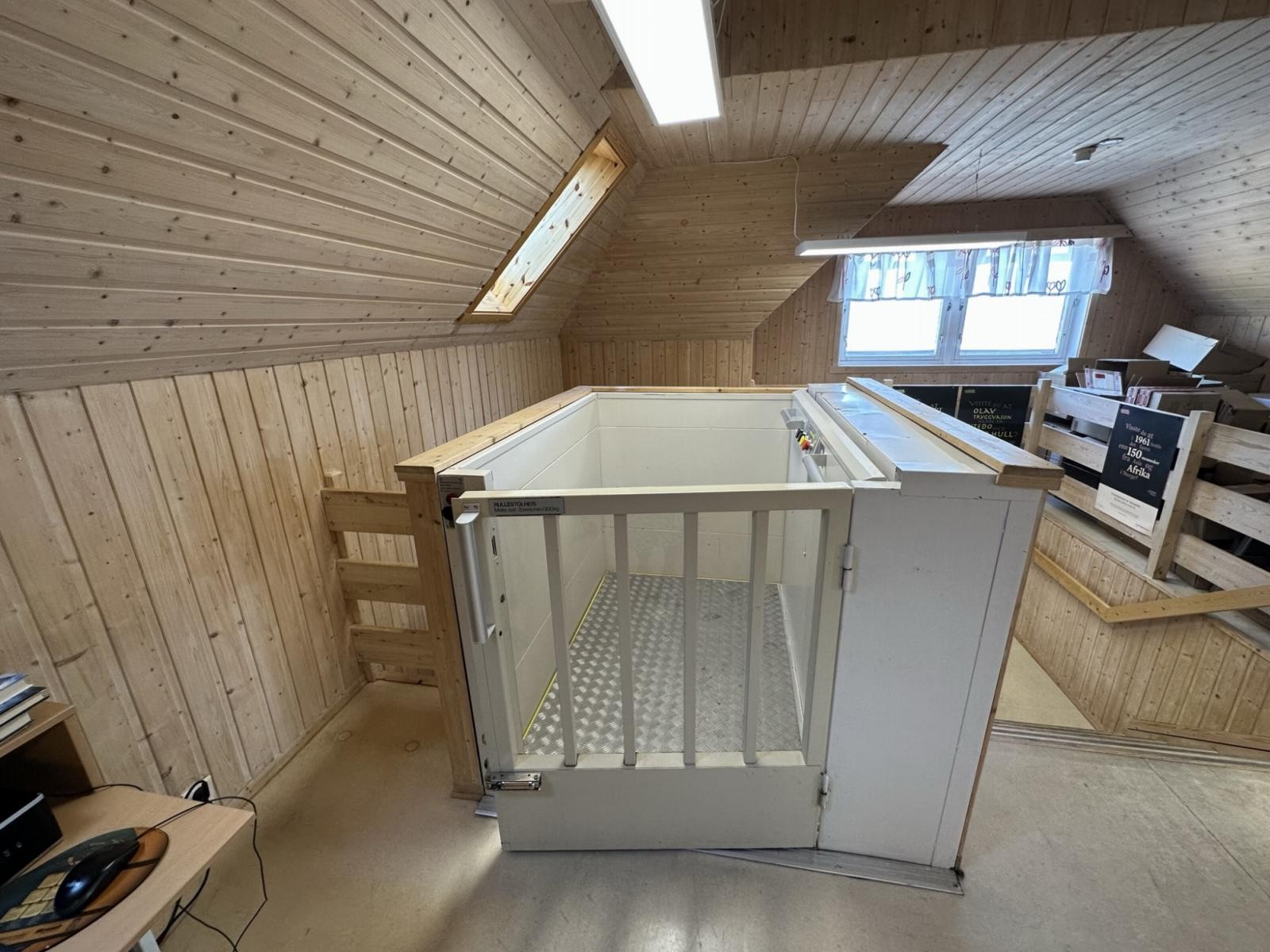 Bilde av heis som går fra hovedinngang og opp til biblioteket. Galleribilde