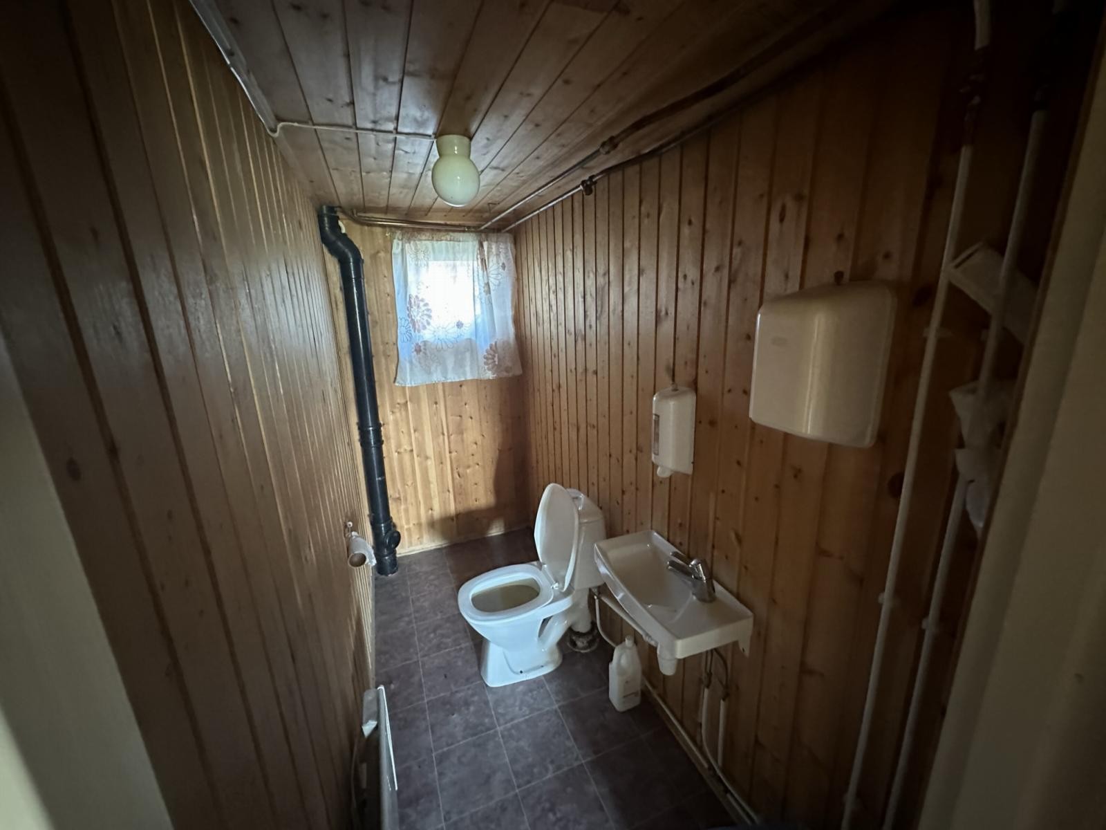 Toalett i kjeller. Galleribilde