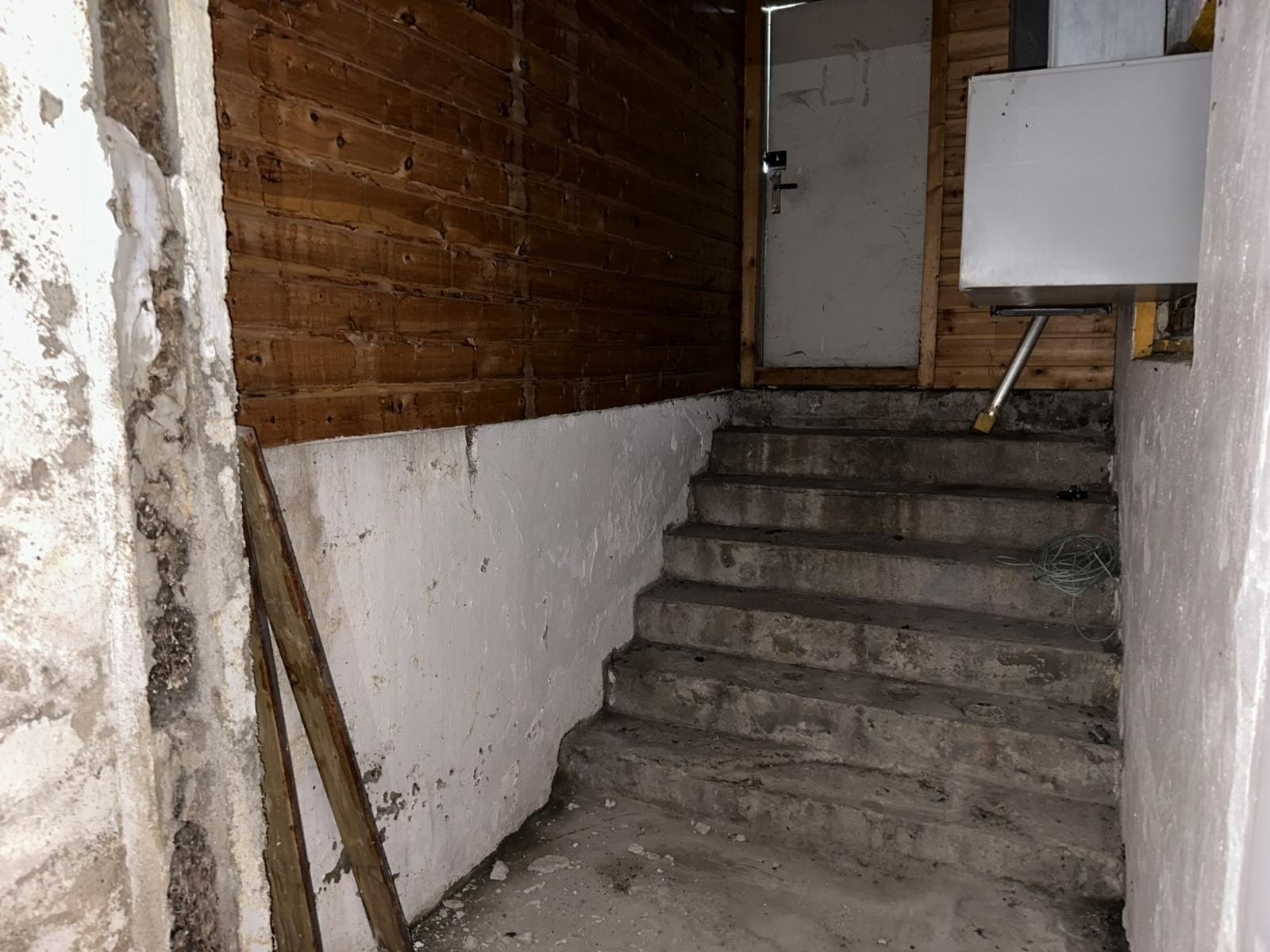 Kjeller. Utgangsdør. Galleribilde