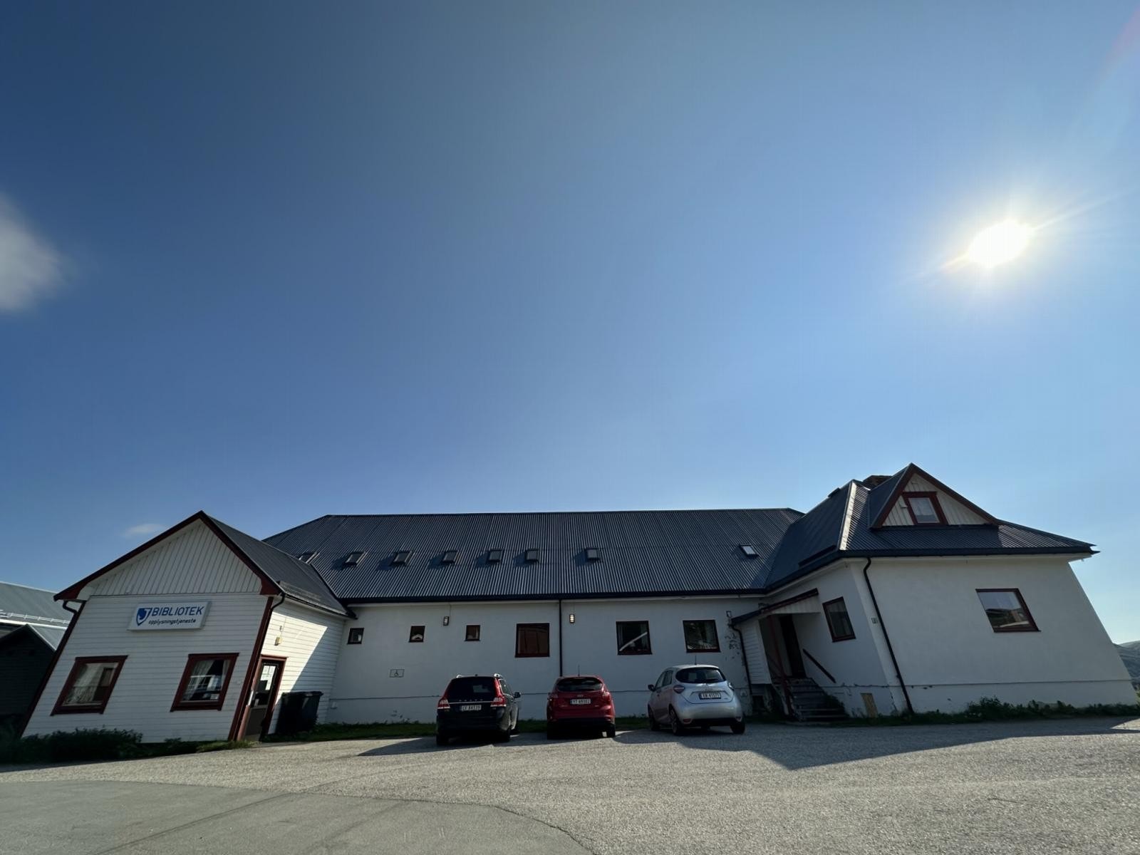 Fasade. Viser også inngangsparti. Galleribilde