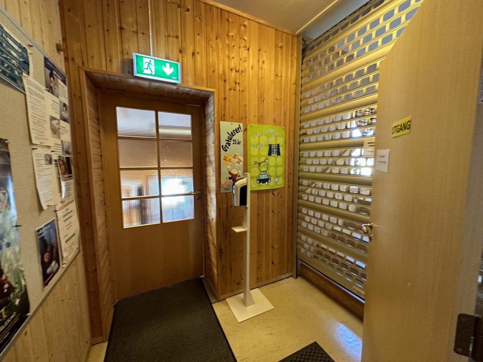 Inngangsparti til 1. etasje og trapp til bibliotek i 2. etasje. Galleribilde