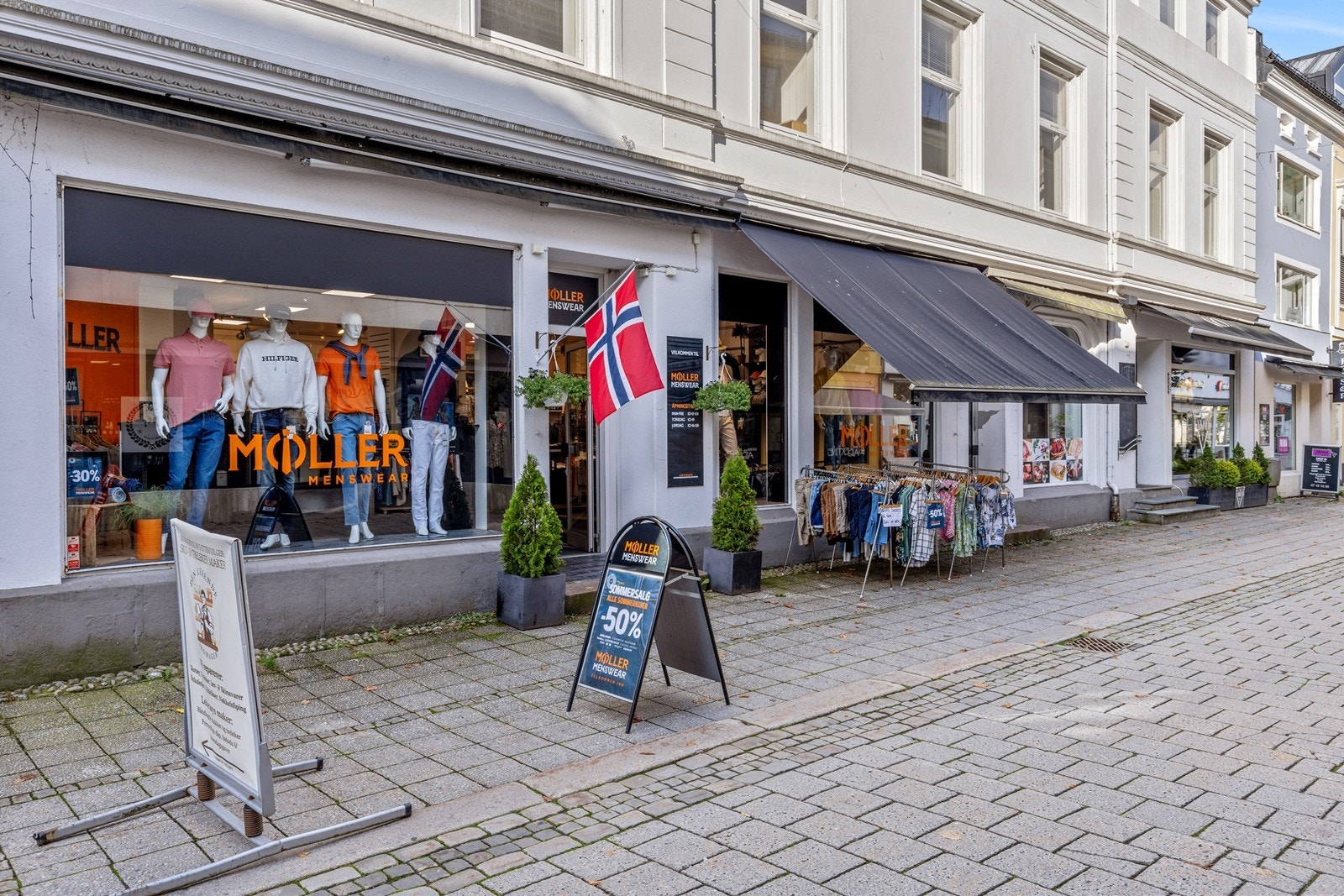 Eiendommen ligger meget sentralt "midt" i sentrum og rett ved Pollen. Kort vei til alle fasiliteter. Galleribilde
