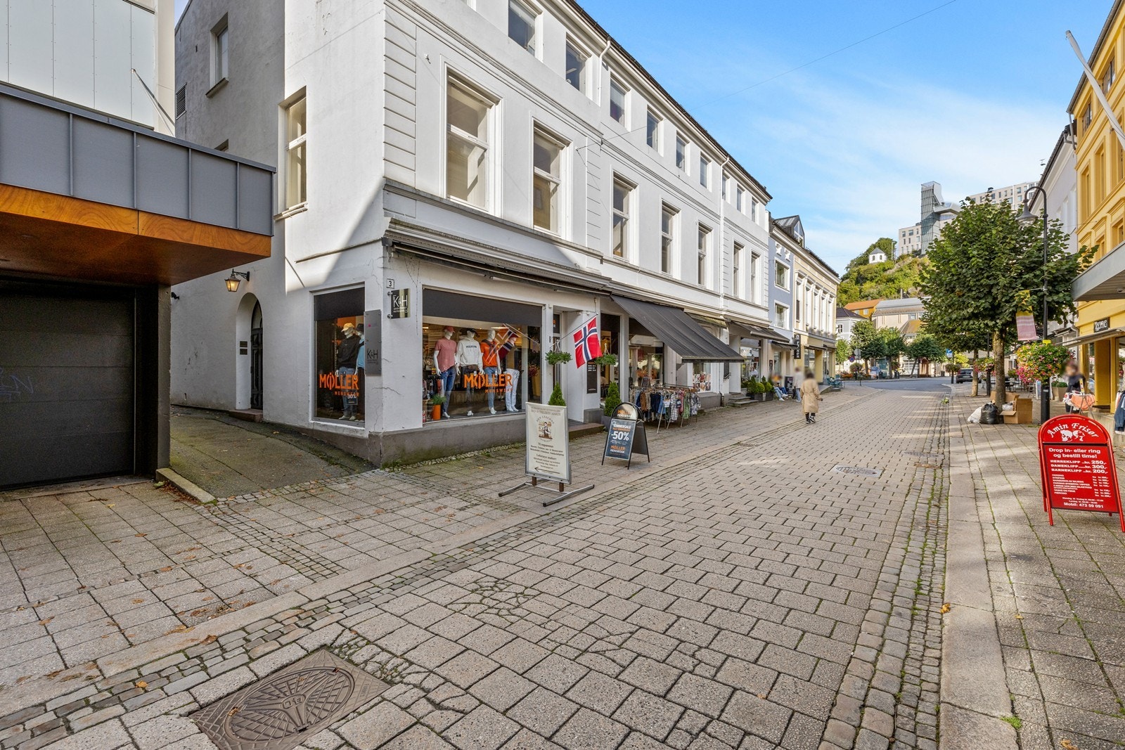 Sørmegleren næring har gleden av å presentere for salg en flott bygård "midt" i Arendal sentrum rett ved Pollen. Galleribilde