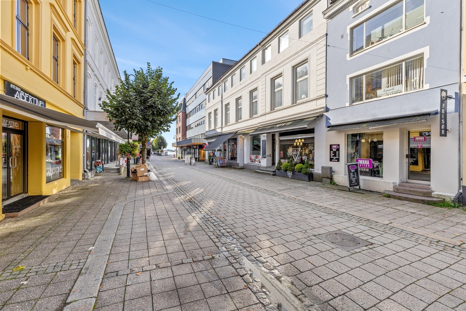 Dette er et kombinert forretning/kontorbygg i 3 etasjer med gode leietagere. Galleribilde