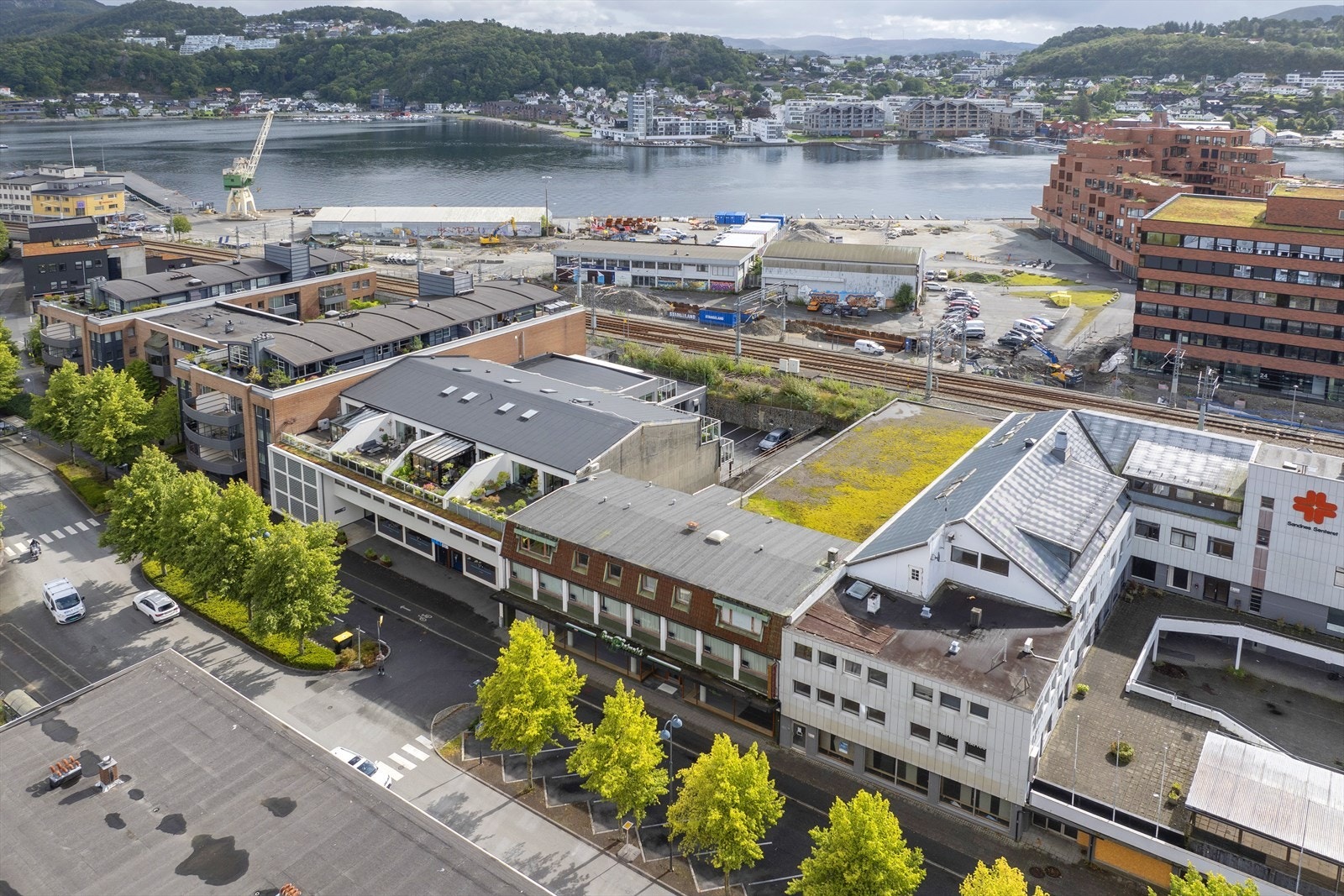 Sentralt beliggende bolig med nærhet til sjøen og byens fasiliteter. Flott utsikt og gode transportmuligheter i umiddelbar nærhet. Galleribilde