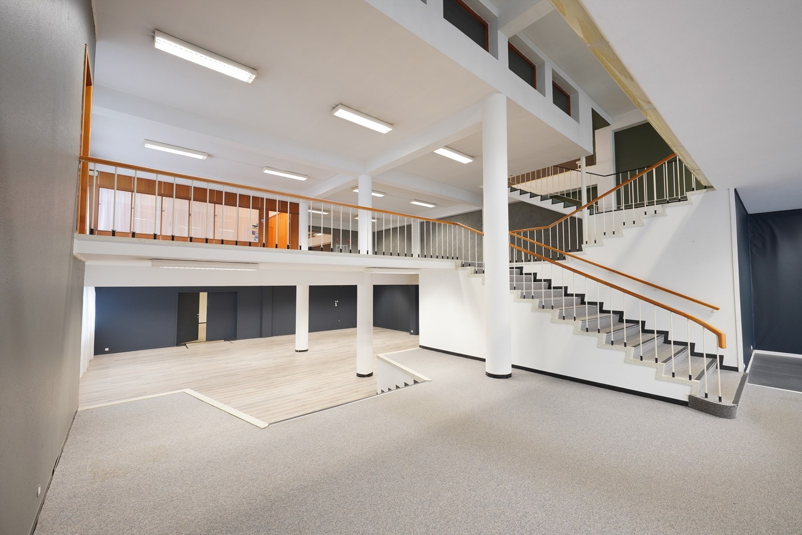 Romslig og lys areal med åpne planløsning. Galleribilde