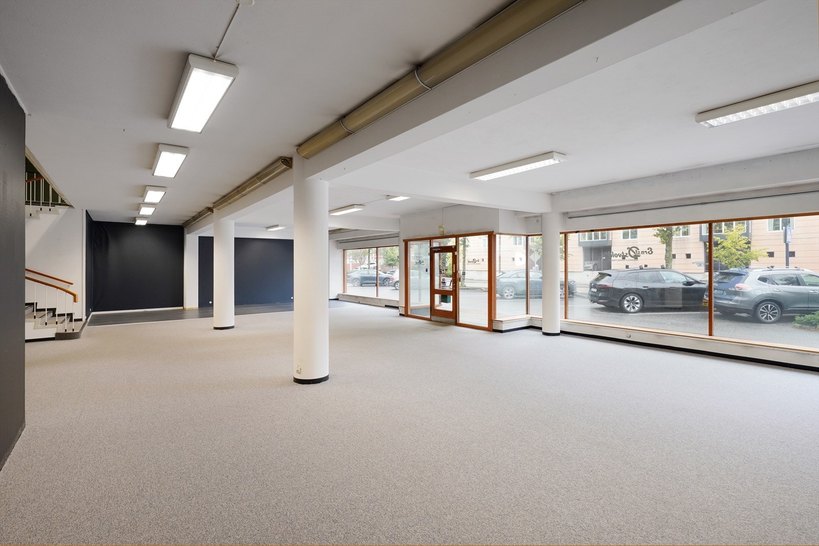 Lys og romslig næringslokale med store vindusflater og sentral beliggenhet i et attraktivt område. Perfekt for butikk eller kontor. Galleribilde