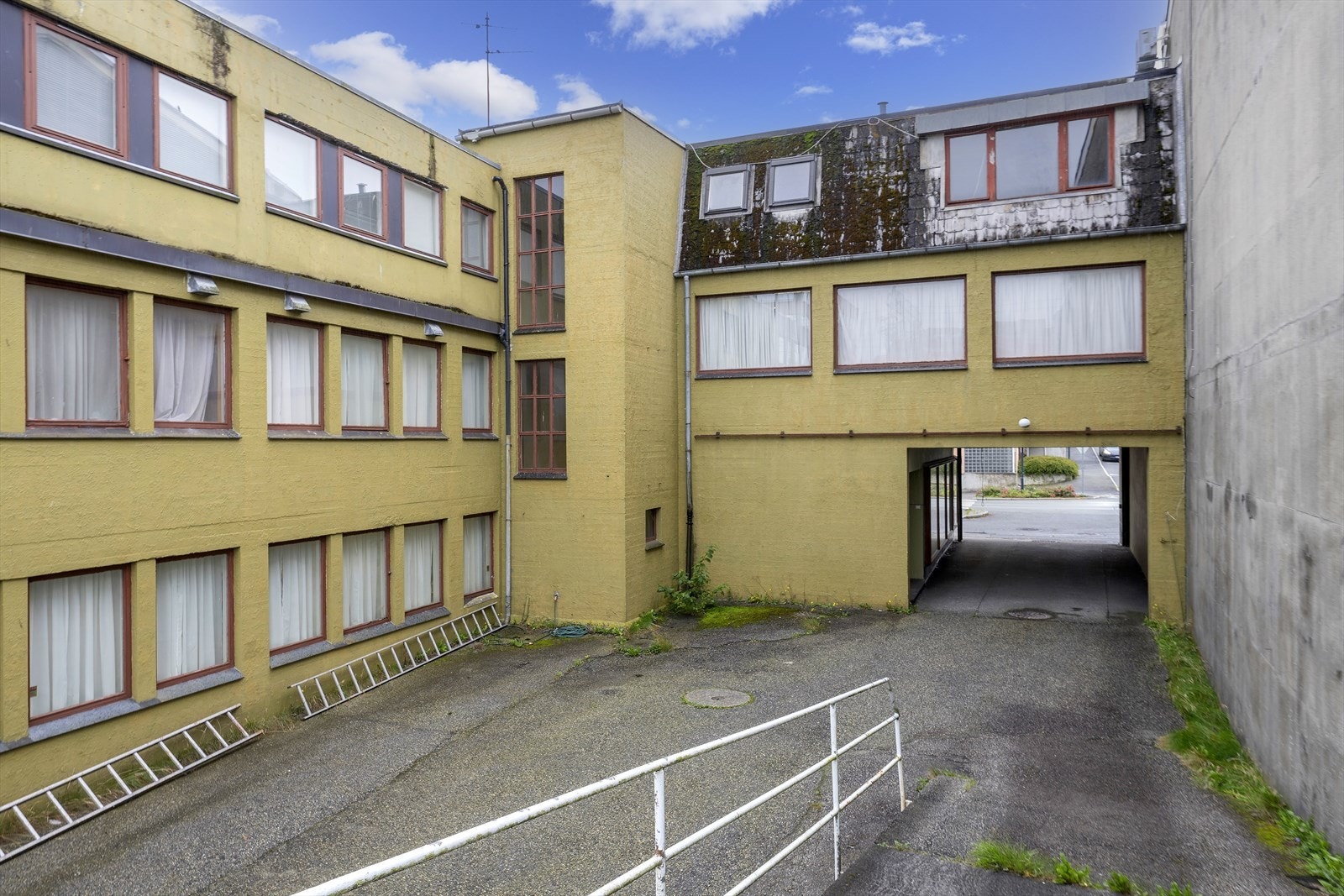 Lyst og romslig næringsbygg med sentral beliggenhet. Stort potensial for utvikling. Enkel adkomst og parkering. Galleribilde