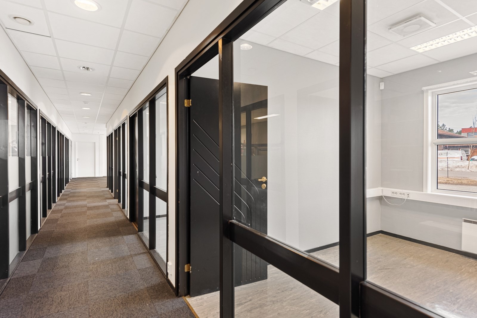 5 kontorer på rekke Galleribilde