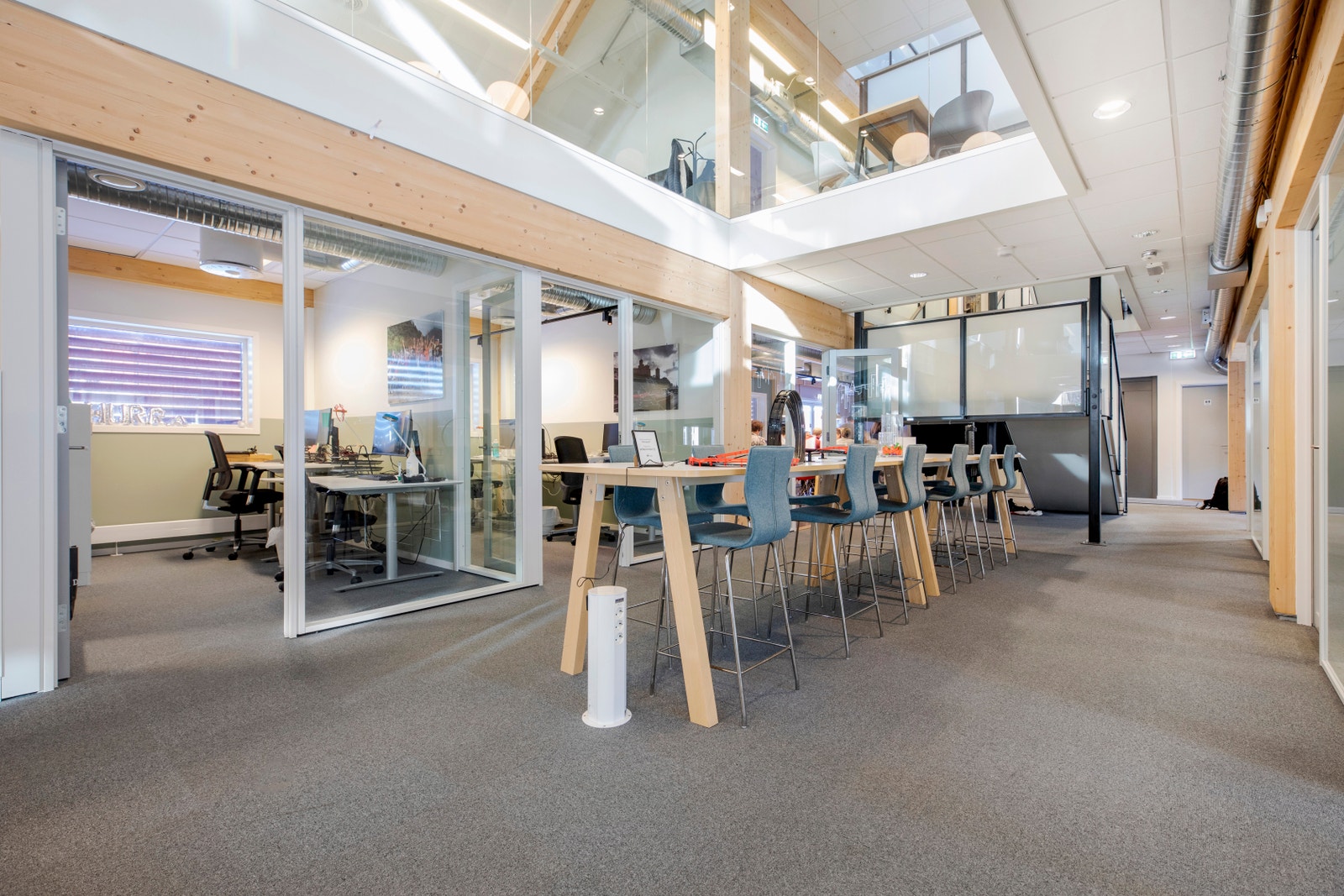 Lokalene har en kombinasjon av cellekontorer og åpent landskap Galleribilde