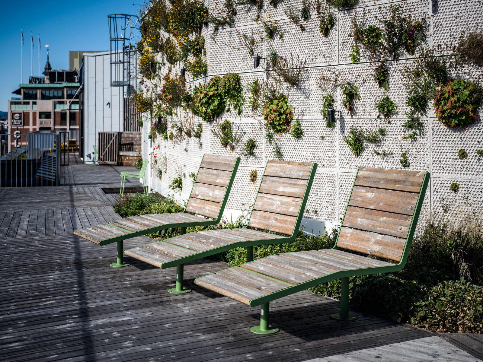 Ta en kaffekopp eller lunsjen på taket i finværet Galleribilde