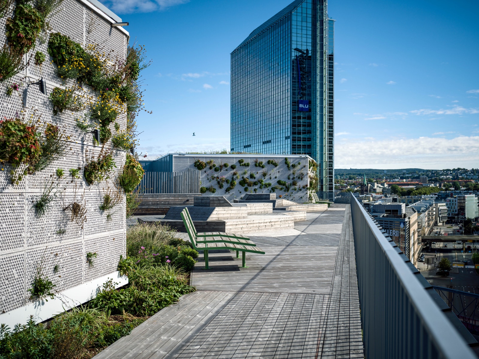 Fra takterrassen er det god utsikt over sentrum Galleribilde