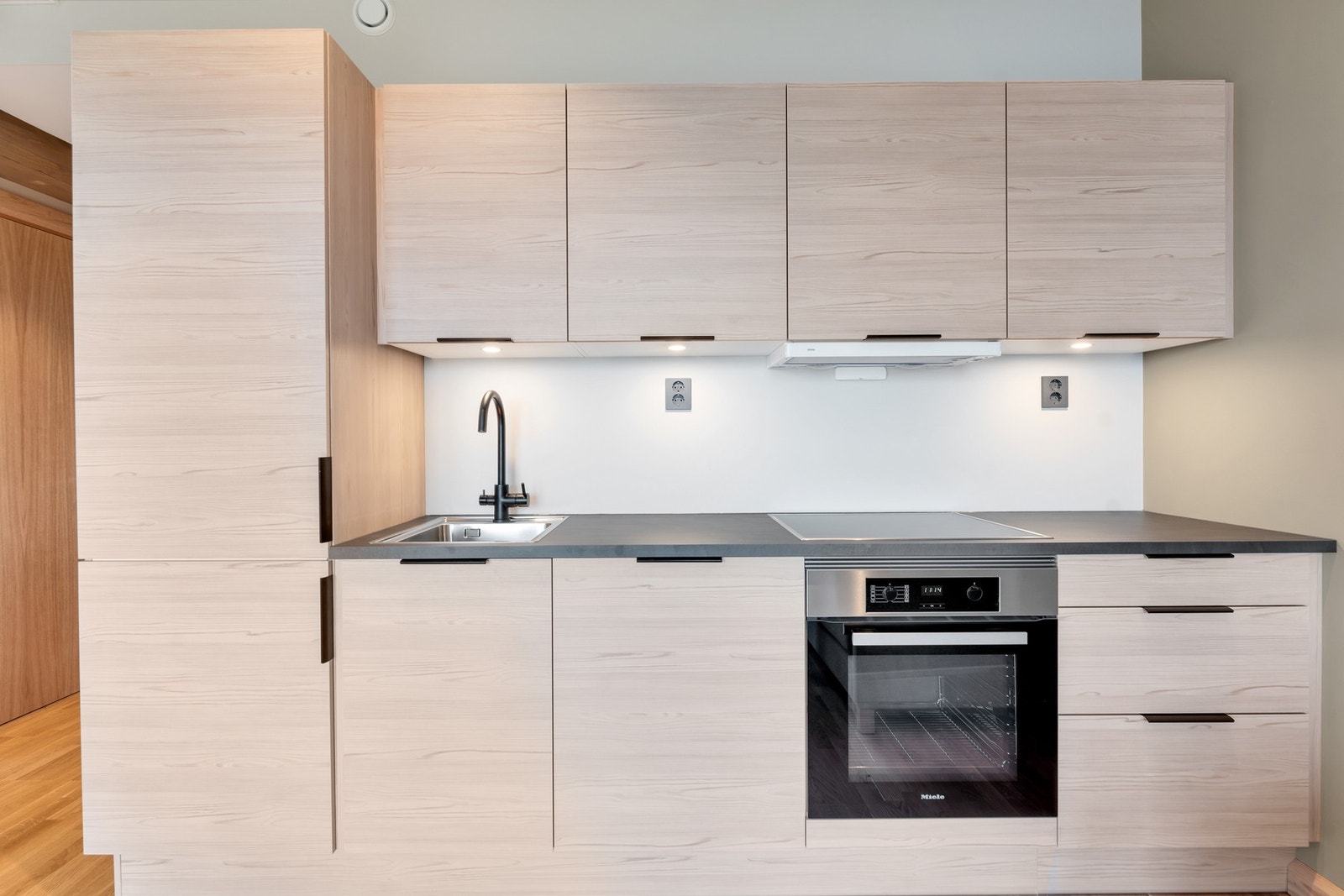 Hotelleilighet - Spiseplass og kjøkken i åpen løsning med moderne innredning og godt med skapplass. Galleribilde