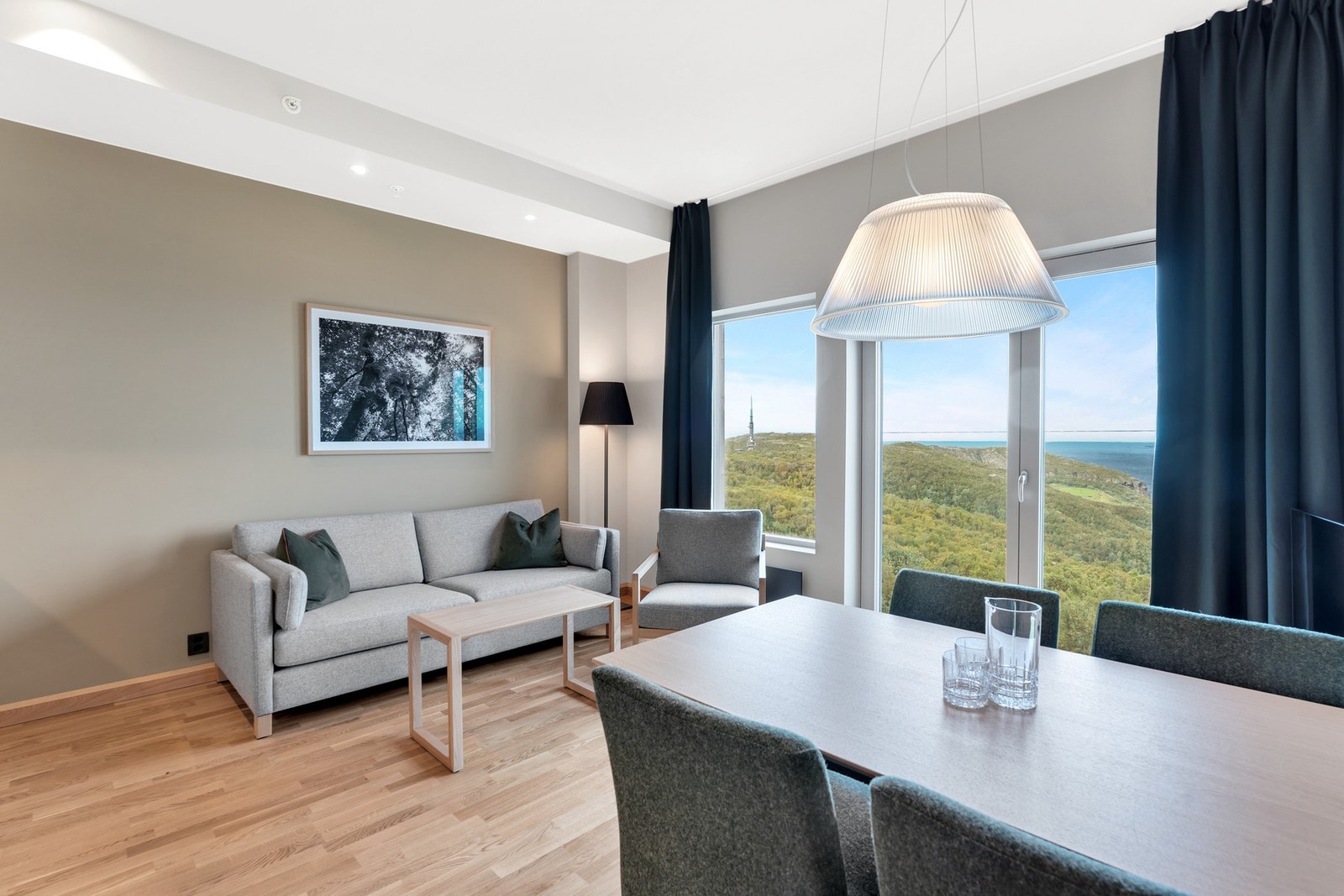 Hotelleilighet - Lys og moderne leilighet med store vinduer med utsikt vendt mot Landegode. Galleribilde