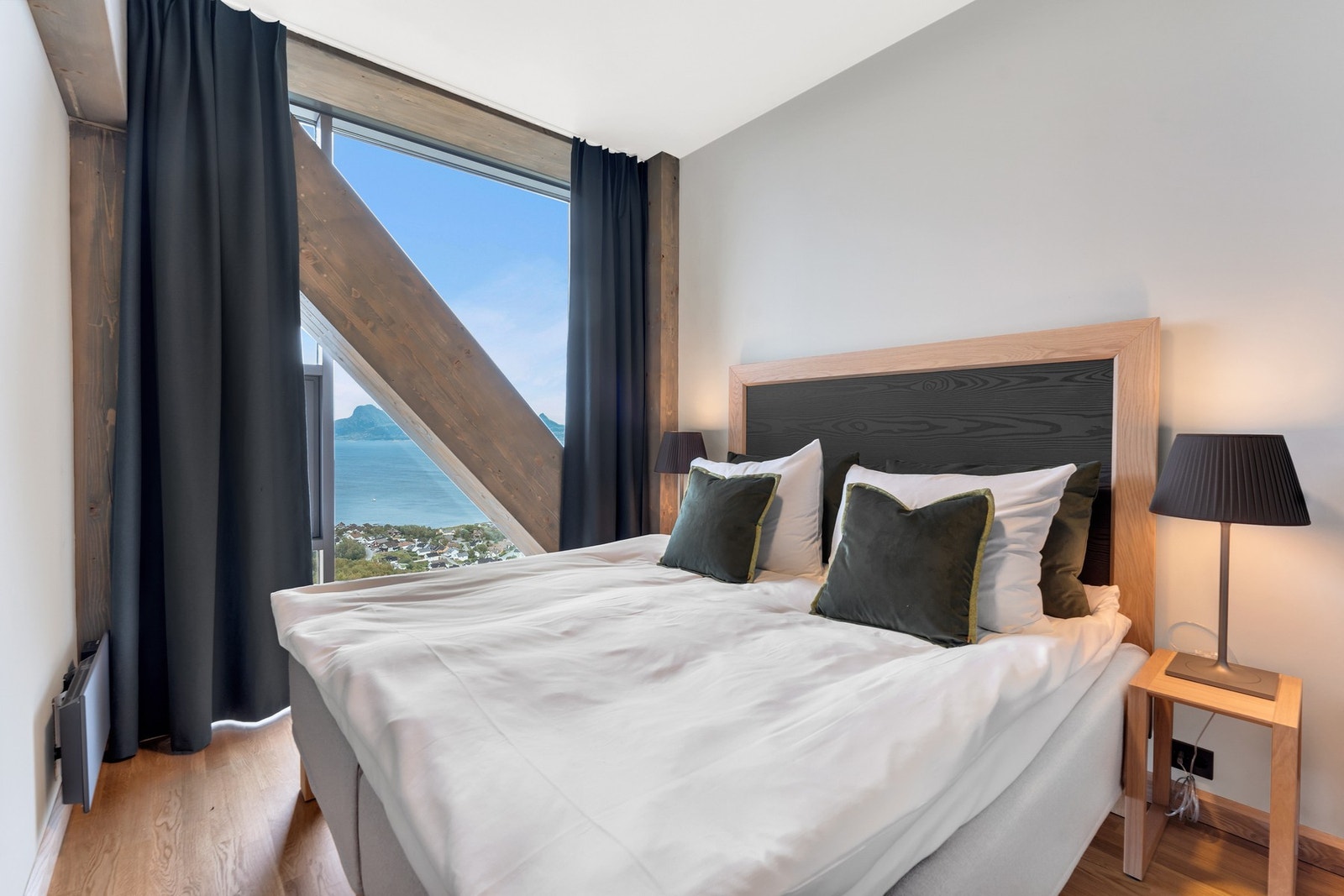 Hotelleilighet - Innbydende soverom med flott utsikt. Komfortabel seng med tilhørende nattbord og moderne belysning. Galleribilde