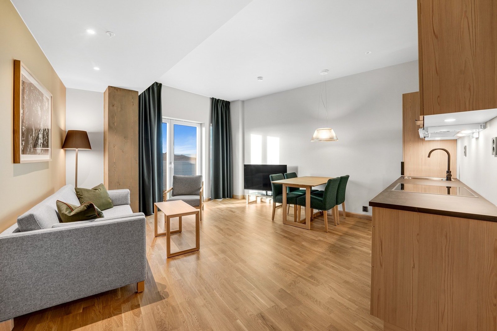 Hotelleilighet - Lys og moderne leilighet med store vinduer med utsikt vendt mot Landegode. Galleribilde