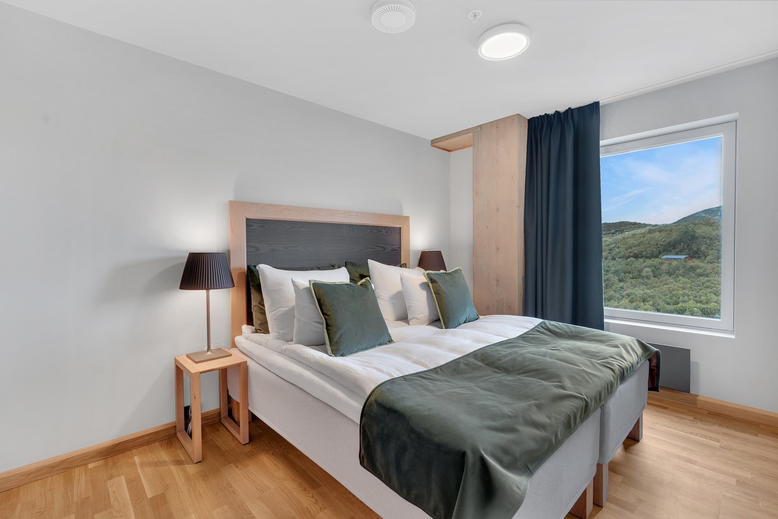 Hotelleilighet - Soverom nr.2. Innbydende soverom med flott utsikt. Komfortabel seng med tilhørende nattbord og moderne belysning. Galleribilde