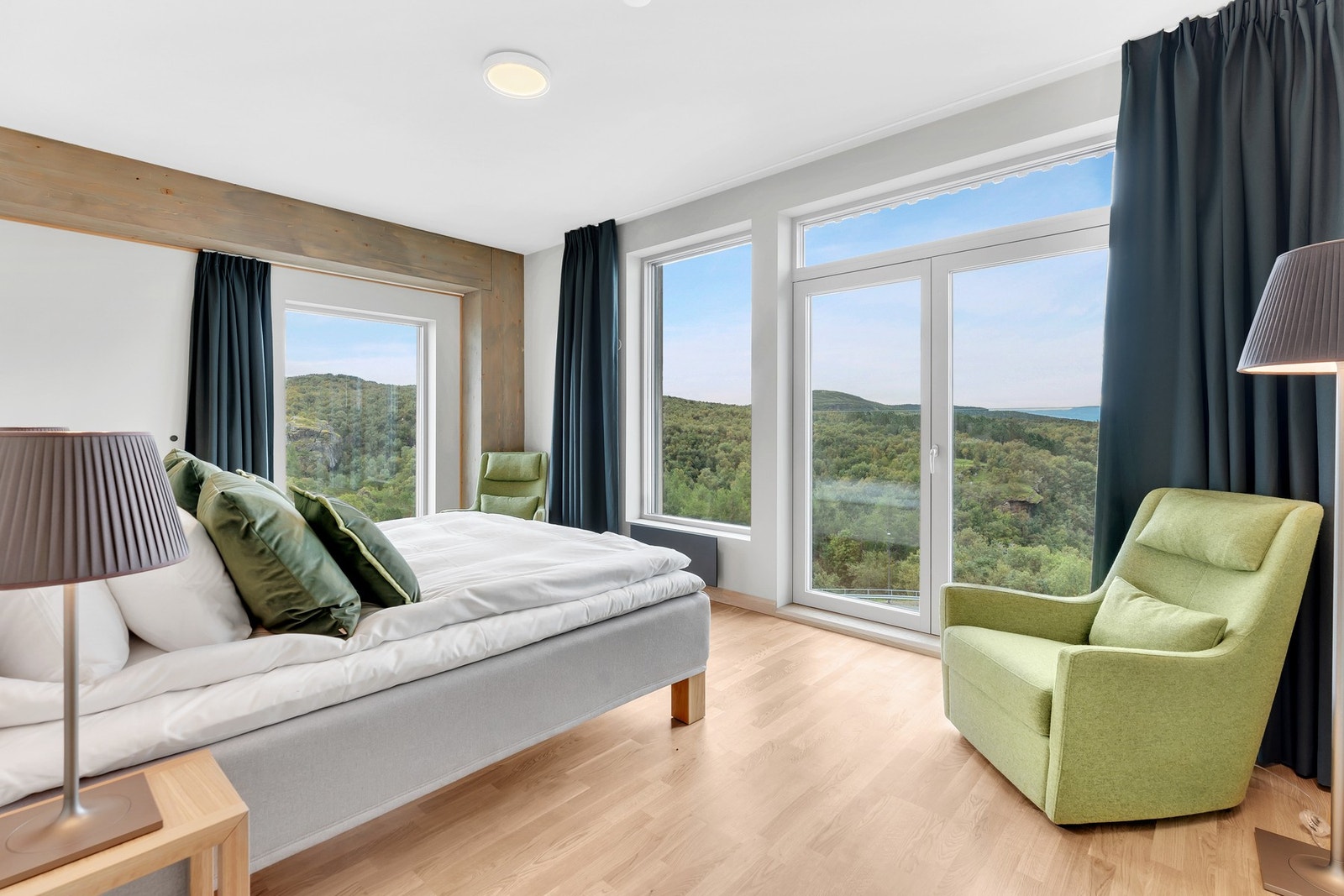 Hotelleilighet - Soverom nr.1. Innbydende soverom med flott utsikt. Komfortabel seng med tilhørende nattbord og moderne belysning. Galleribilde