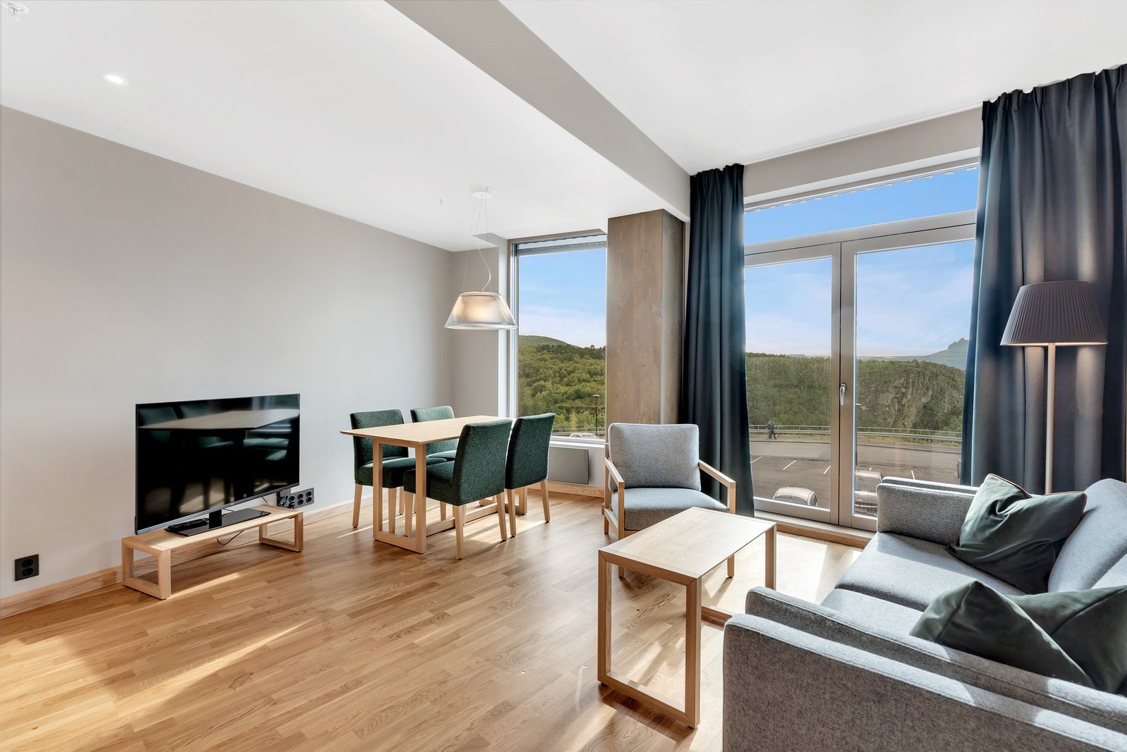 Hotelleilighet - Lys og moderne leilighet med store vinduer med utsikt vendt mot Landegode. Galleribilde