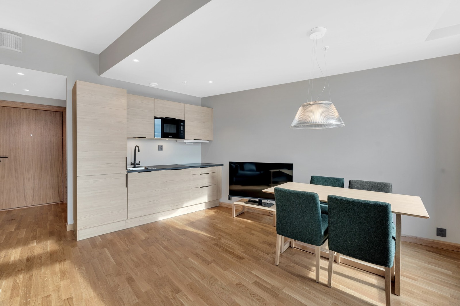 Hotelleilighet - Spiseplass og kjøkken i åpen løsning med moderne innredning og godt med skapplass. Galleribilde