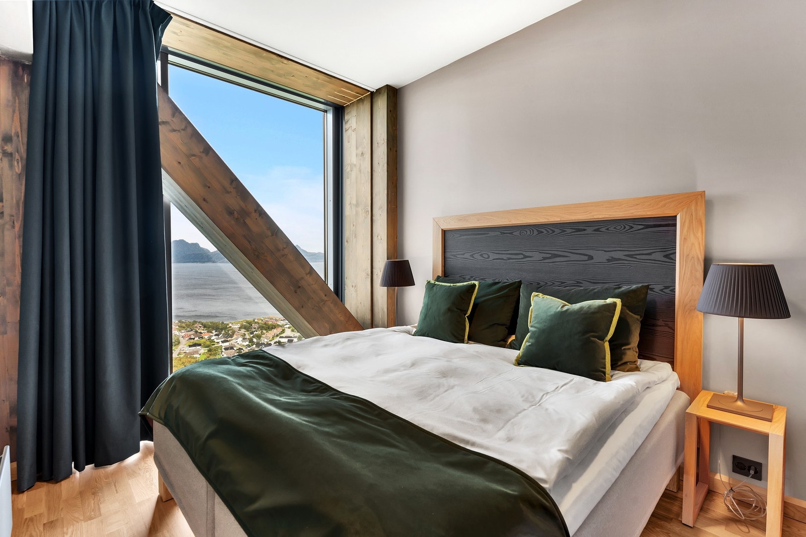 Hotelleilighet - Innbydende soverom med flott utsikt. Komfortabel seng med tilhørende nattbord og moderne belysning. Galleribilde