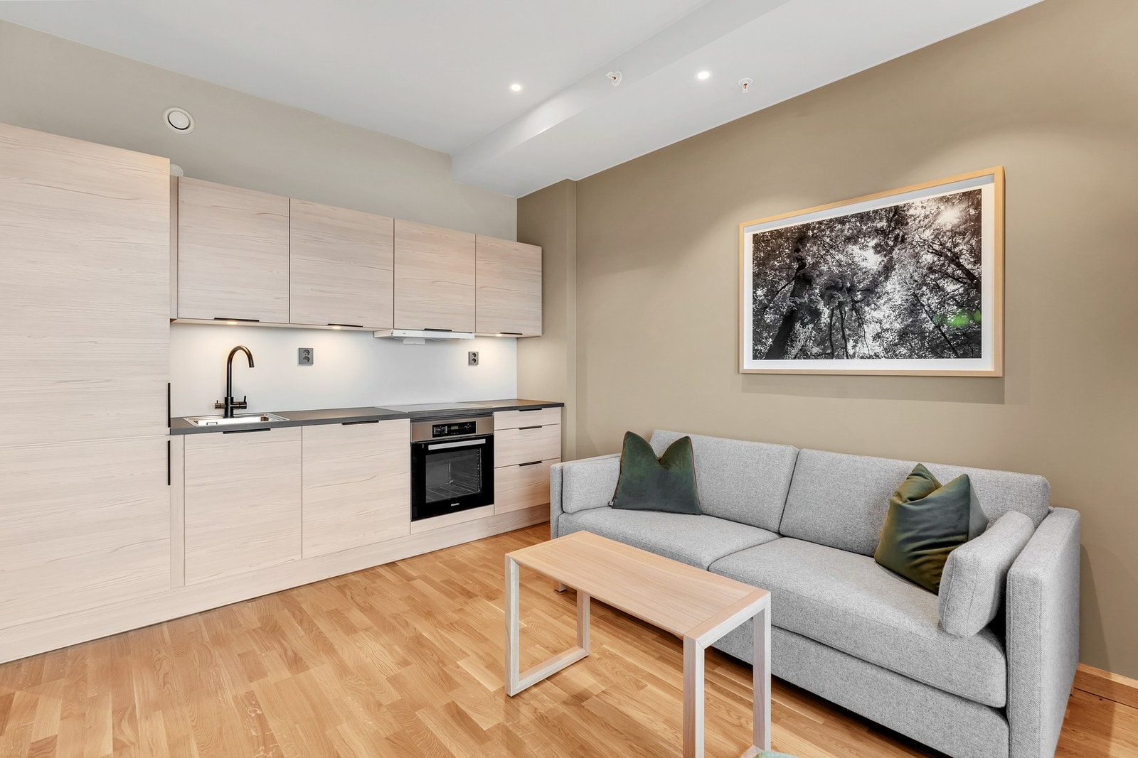 Hotelleilighet - Spiseplass og kjøkken i åpen løsning med moderne innredning og godt med skapplass. Galleribilde