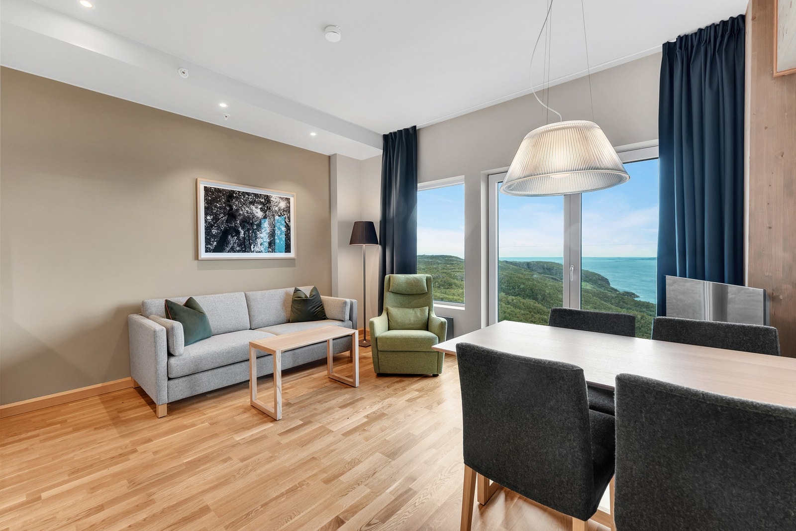 Hotelleilighet - Lys og moderne leilighet med store vinduer med utsikt vendt mot Landegode. Galleribilde