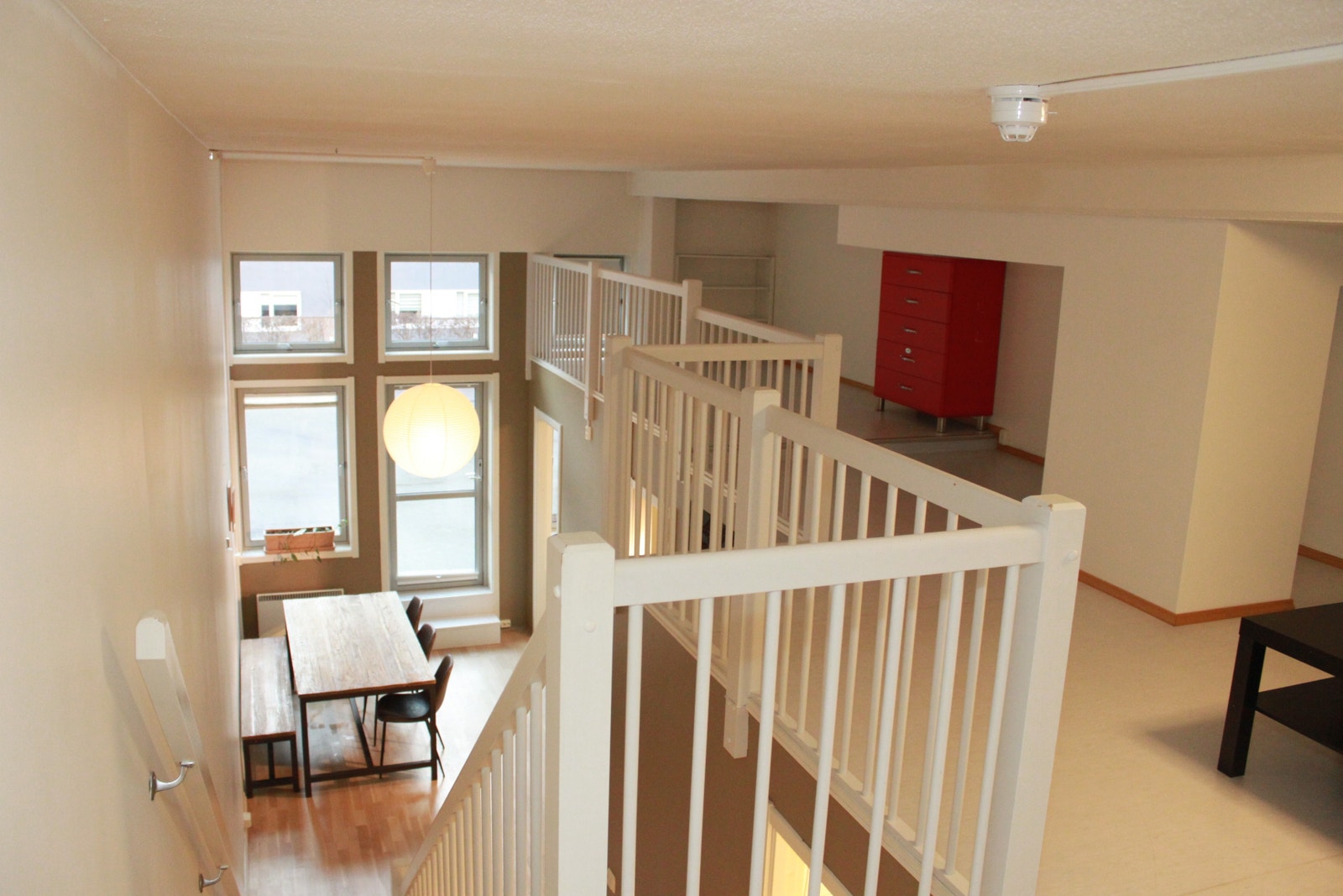 Leiligheten har en spennende planløsning med
fantastisk takhøyde og en stor hems med gulvareal på ca. 21m². Takhøyde på opptil ca. 4,14 meter Galleribilde