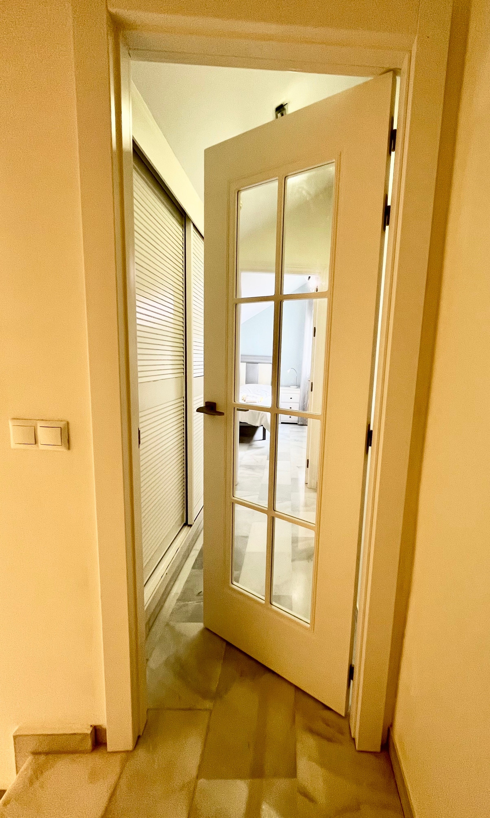 Toppetasjen kan lukkes med dør, inn til to soverom og badet Galleribilde