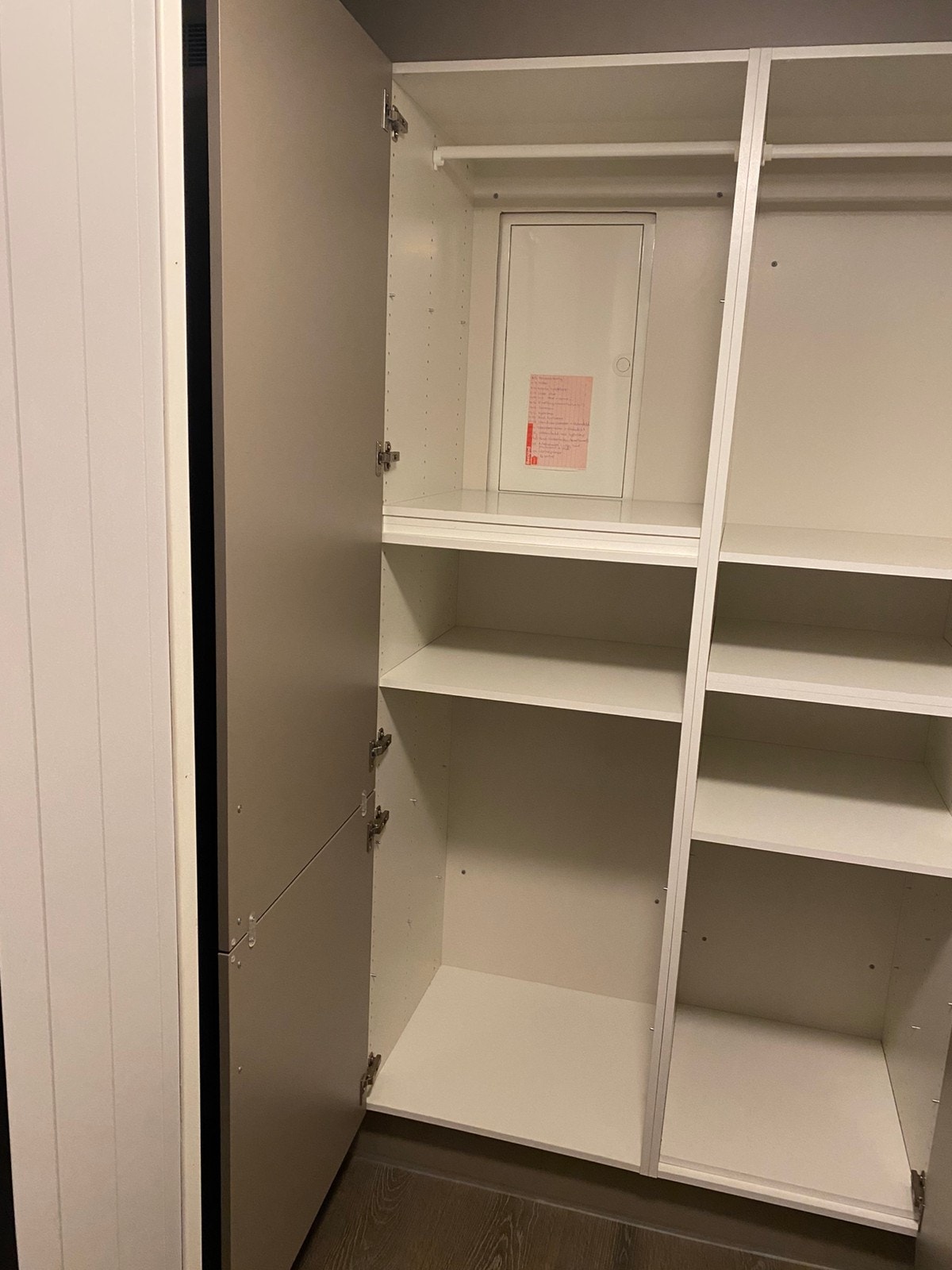 Garderobeskap i entre Galleribilde