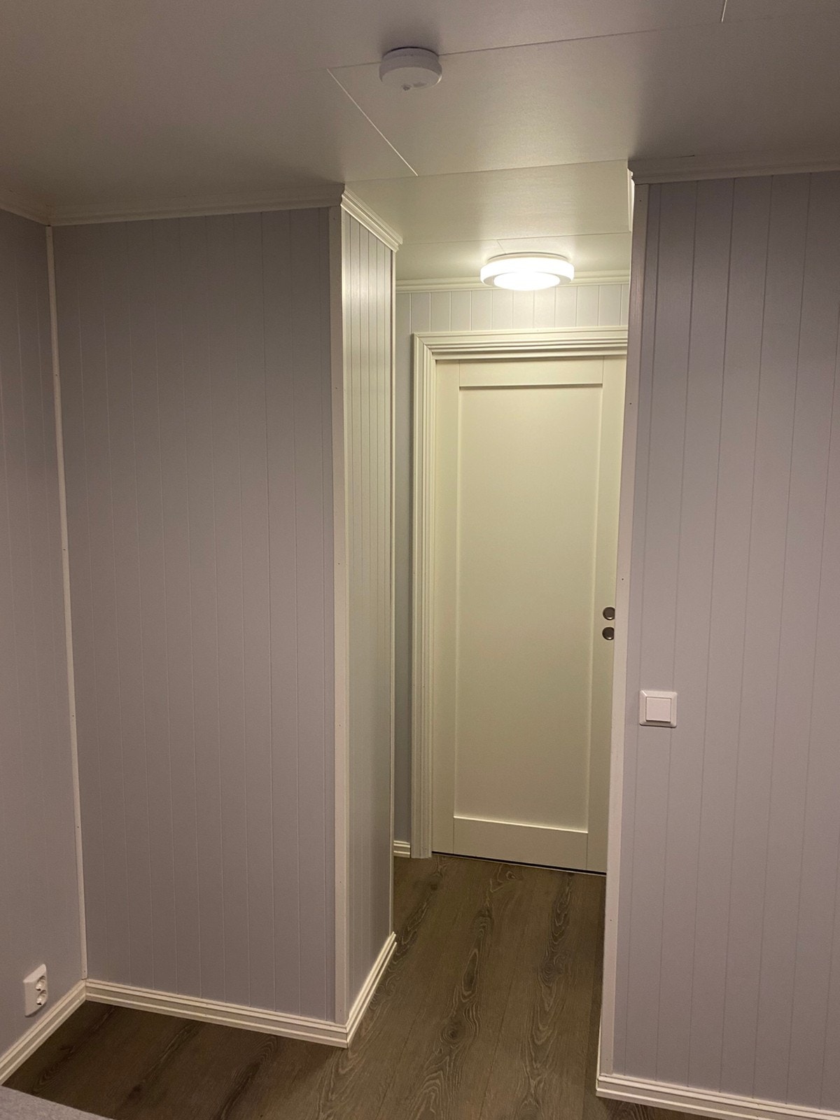 Mot garderobe og bad Galleribilde