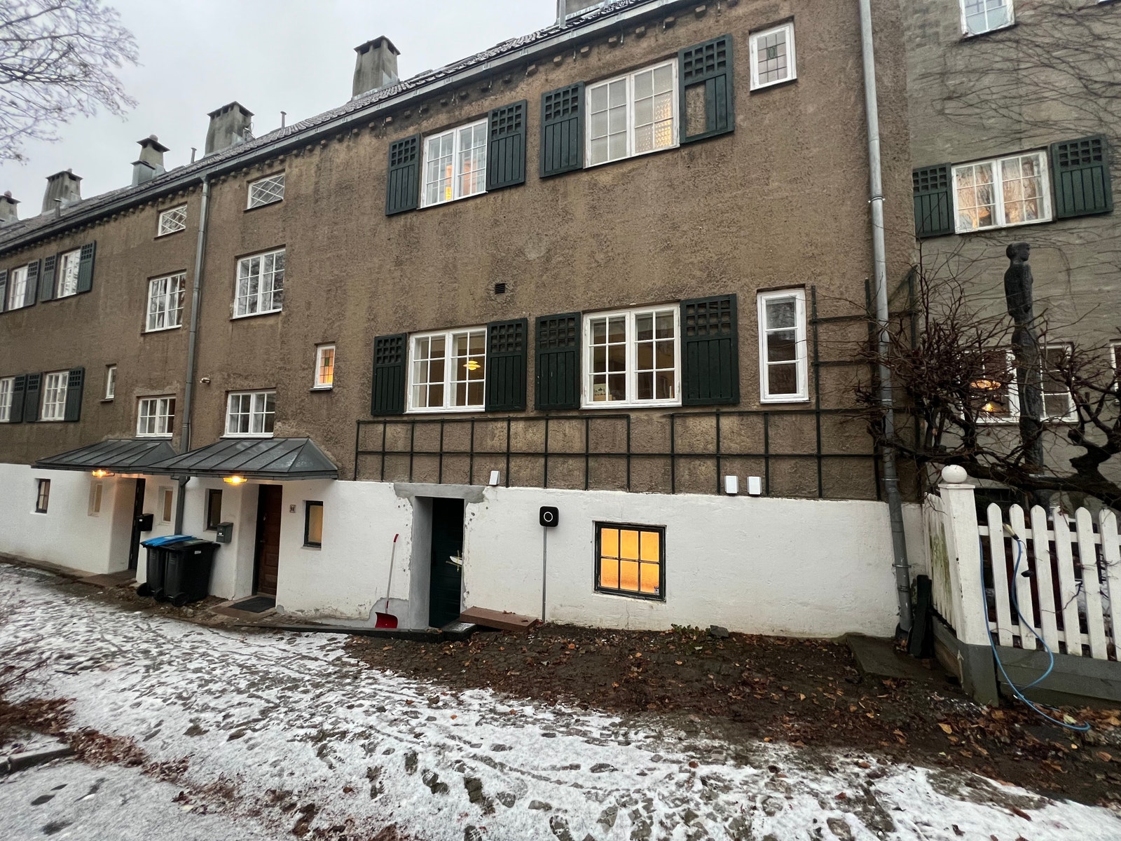 Fasade med inngang gjennom døren midt i bildet Galleribilde