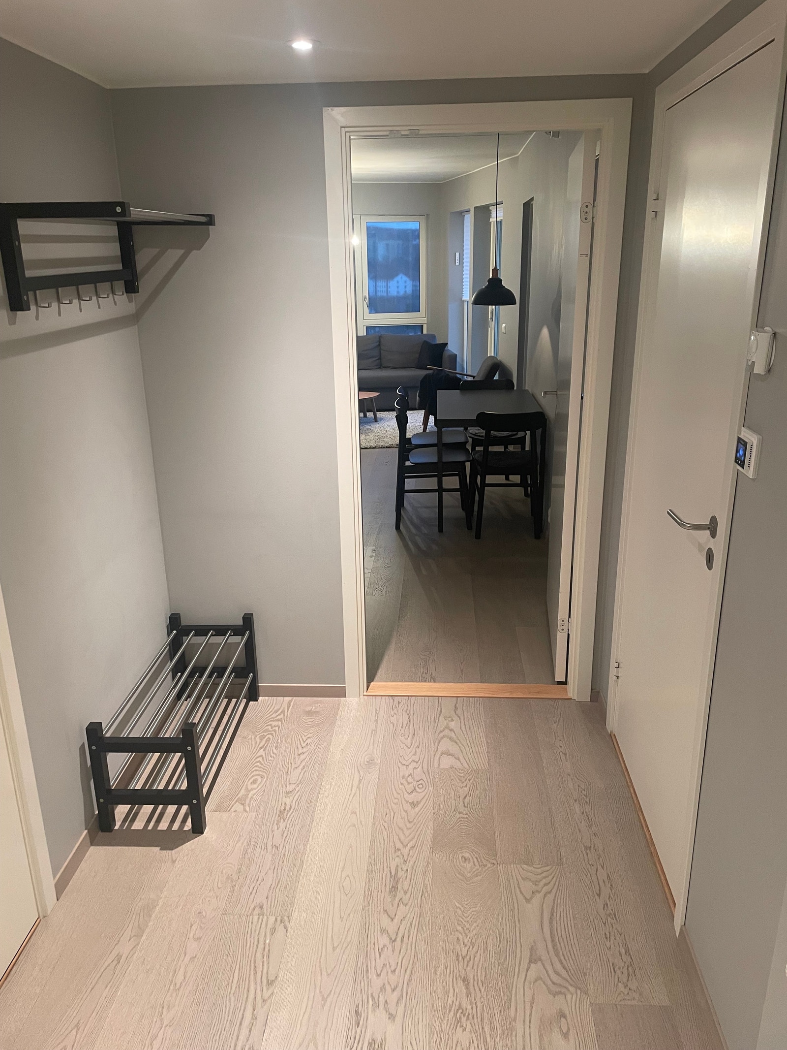 Entre med garderobe Galleribilde