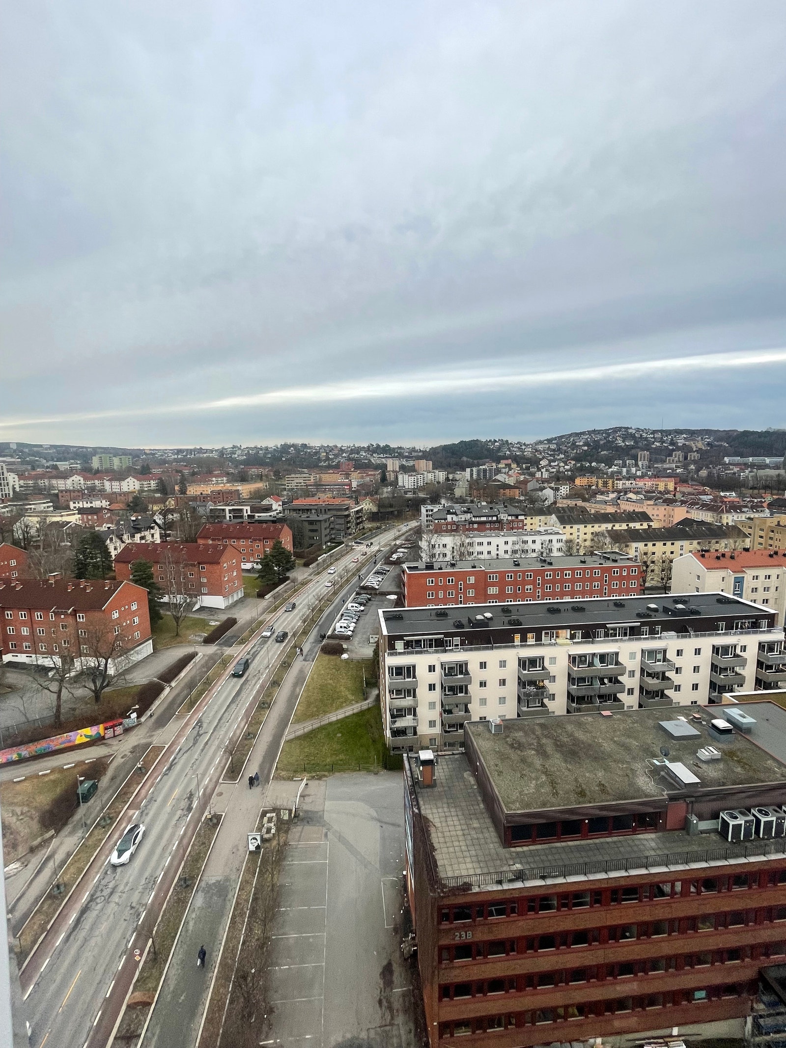 Utsikt over Ensjøveien. Ingen støy herd fra siden det ligger høyt over. Galleribilde